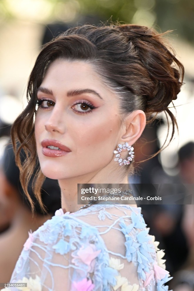 Cannes ngày 8: Đầm cắt xẻ bạo, mặc như không của dàn sao nữ ảnh 19