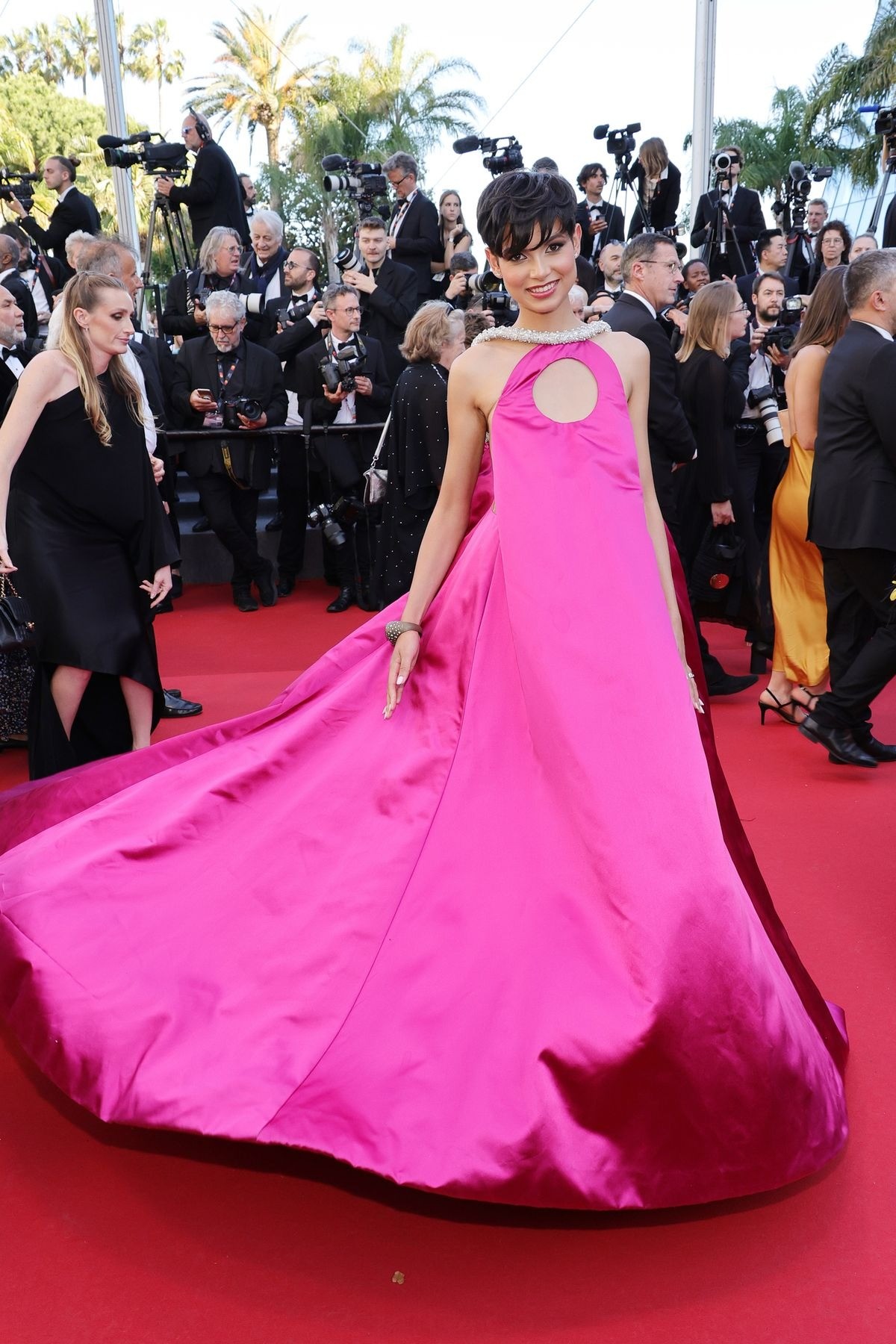 Cannes ngày 8: Đầm cắt xẻ bạo, mặc như không của dàn sao nữ ảnh 23