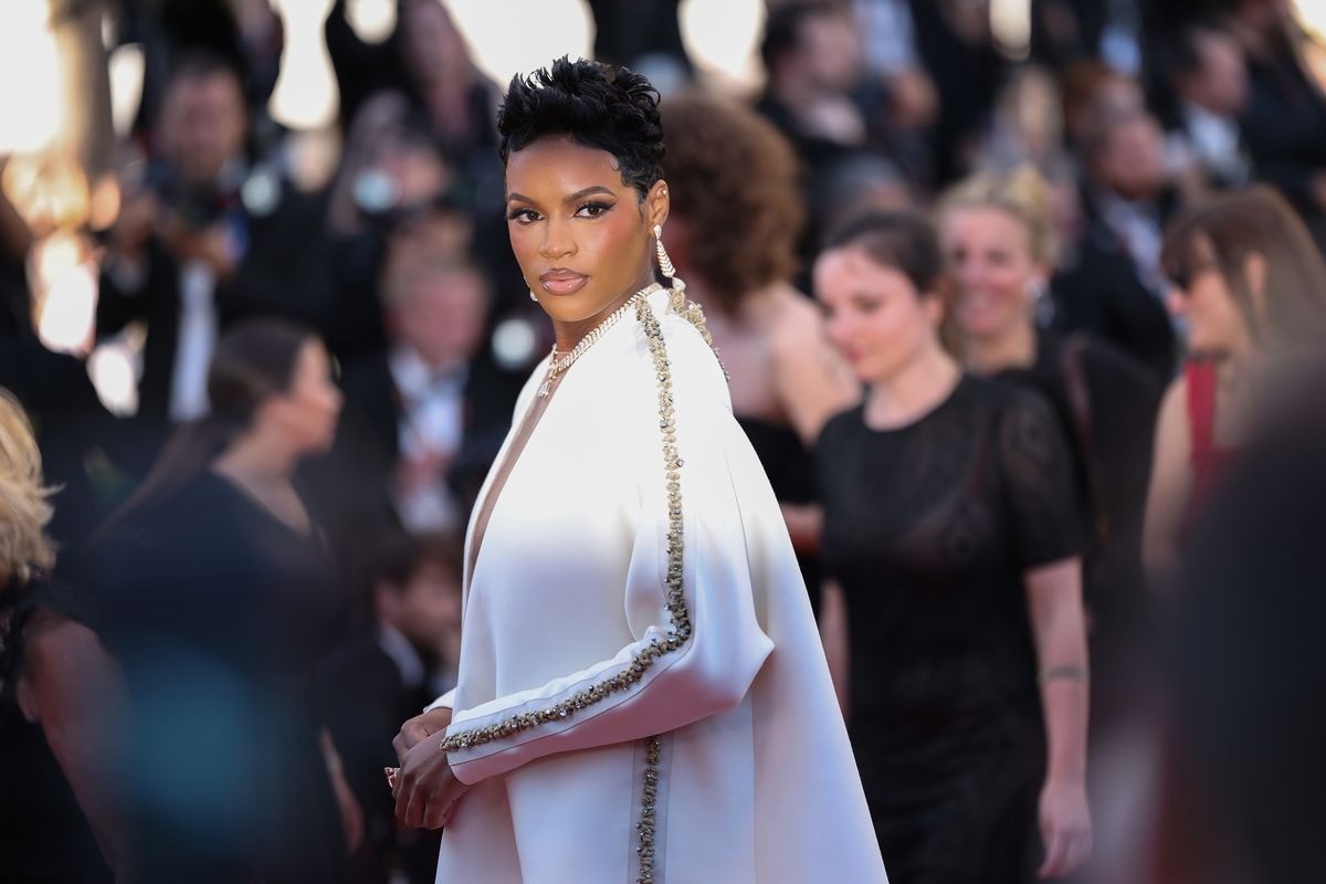 Cannes ngày 8: Đầm cắt xẻ bạo, mặc như không của dàn sao nữ ảnh 24