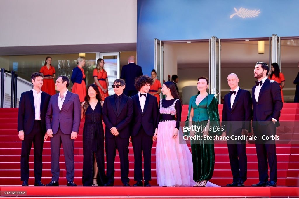 Cannes ngày 8: Đầm cắt xẻ bạo, mặc như không của dàn sao nữ ảnh 1