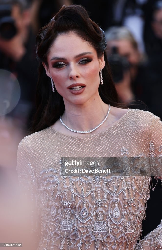 Cannes ngày 8: Đầm cắt xẻ bạo, mặc như không của dàn sao nữ ảnh 14