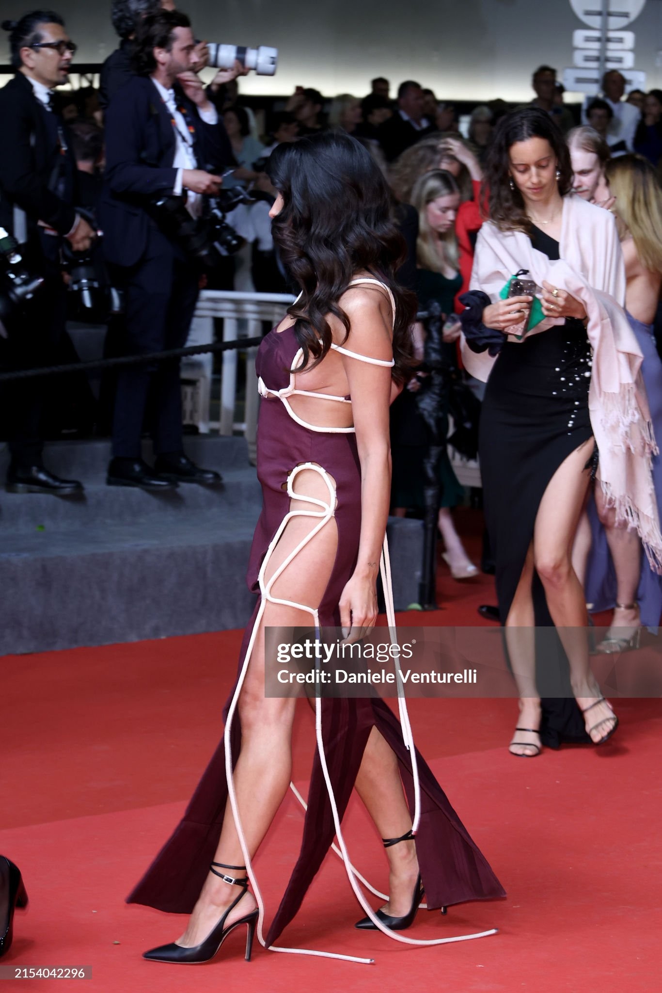 Cannes ngày 8: Đầm cắt xẻ bạo, mặc như không của dàn sao nữ ảnh 6