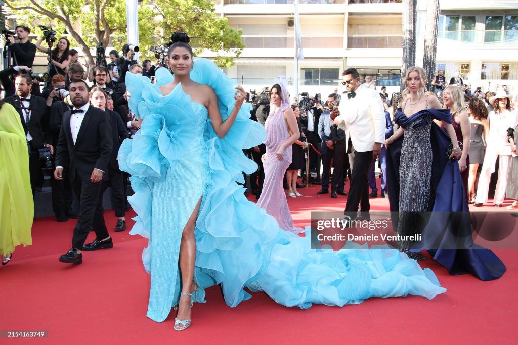 Cannes ngày 9: Mốt xuyên thấu, hở bạo chiếm sóng thảm đỏ ảnh 24