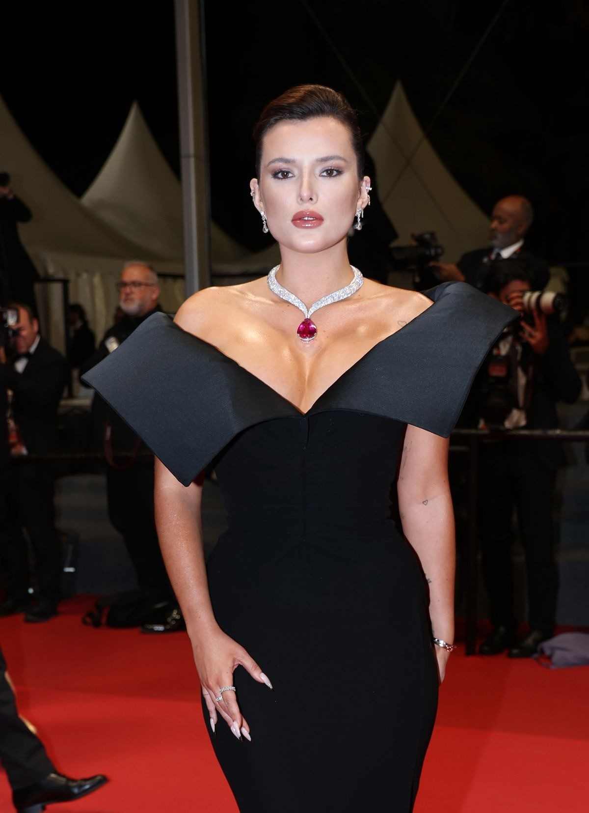 Cannes ngày 9: Mốt xuyên thấu, hở bạo chiếm sóng thảm đỏ ảnh 22