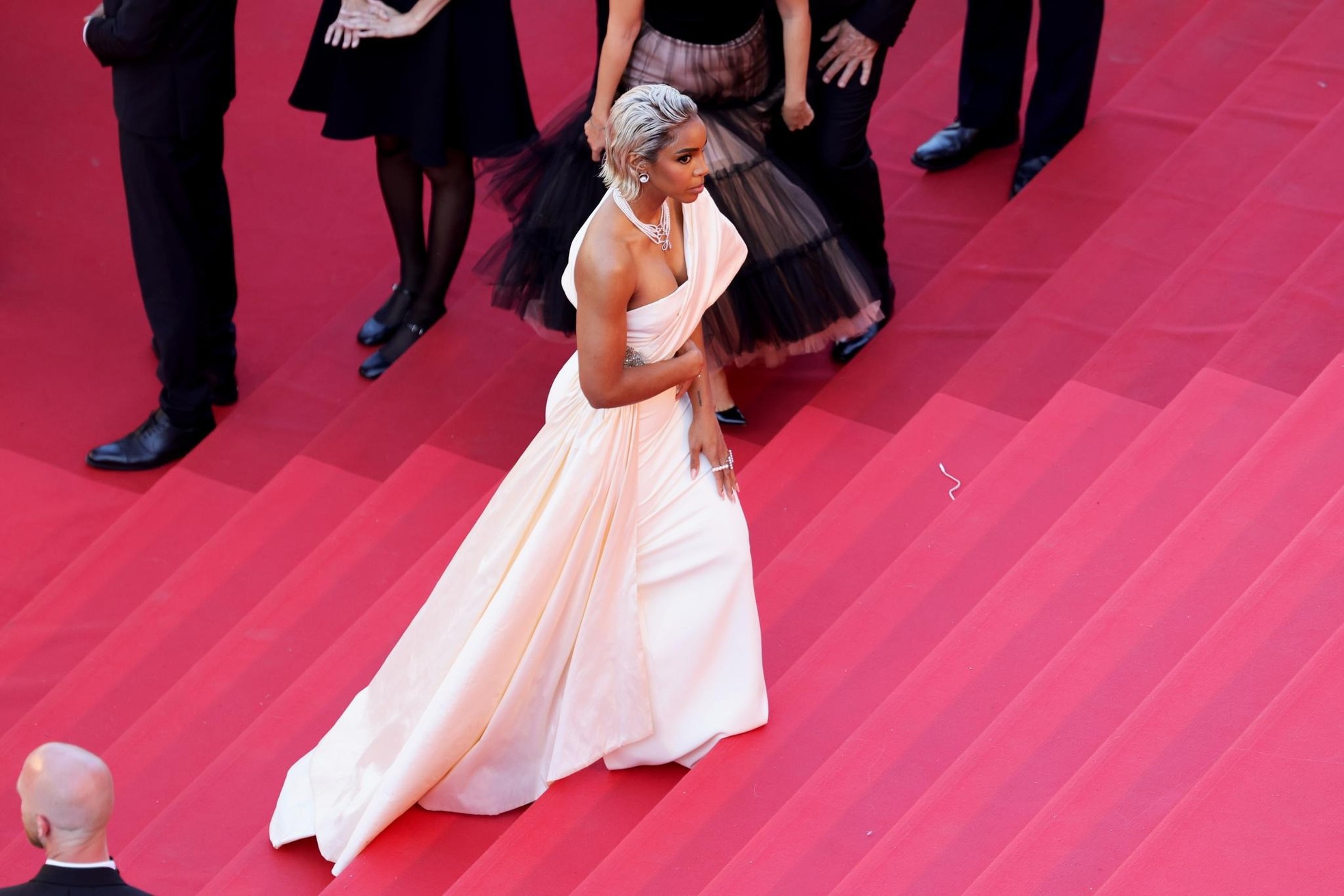 Cannes ngày 9: Mốt xuyên thấu, hở bạo chiếm sóng thảm đỏ ảnh 1