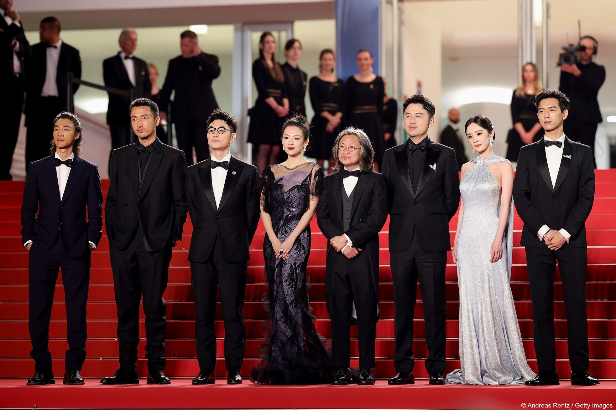 Cannes ngày 11: Vợ chồng Á hậu Phương Nga - Bình An cùng dàn mỹ nhân diện váy xẻ sâu ảnh 1
