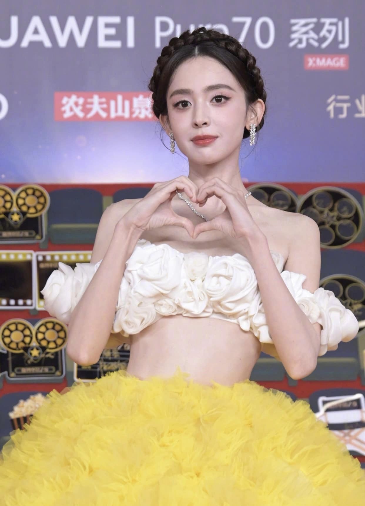 Mỹ nhân Tân Cương bị chê da bọc xương ảnh 3