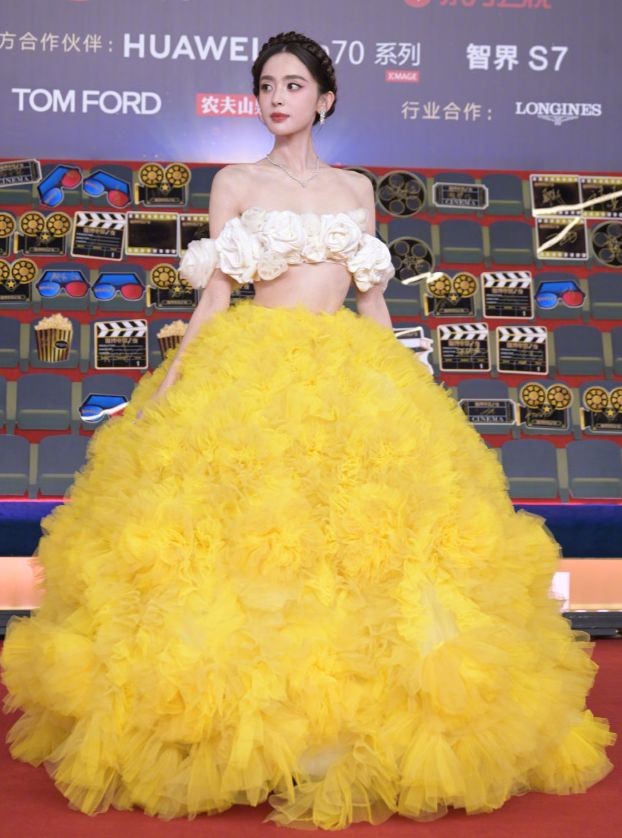 Mỹ nhân Tân Cương bị chê da bọc xương ảnh 4