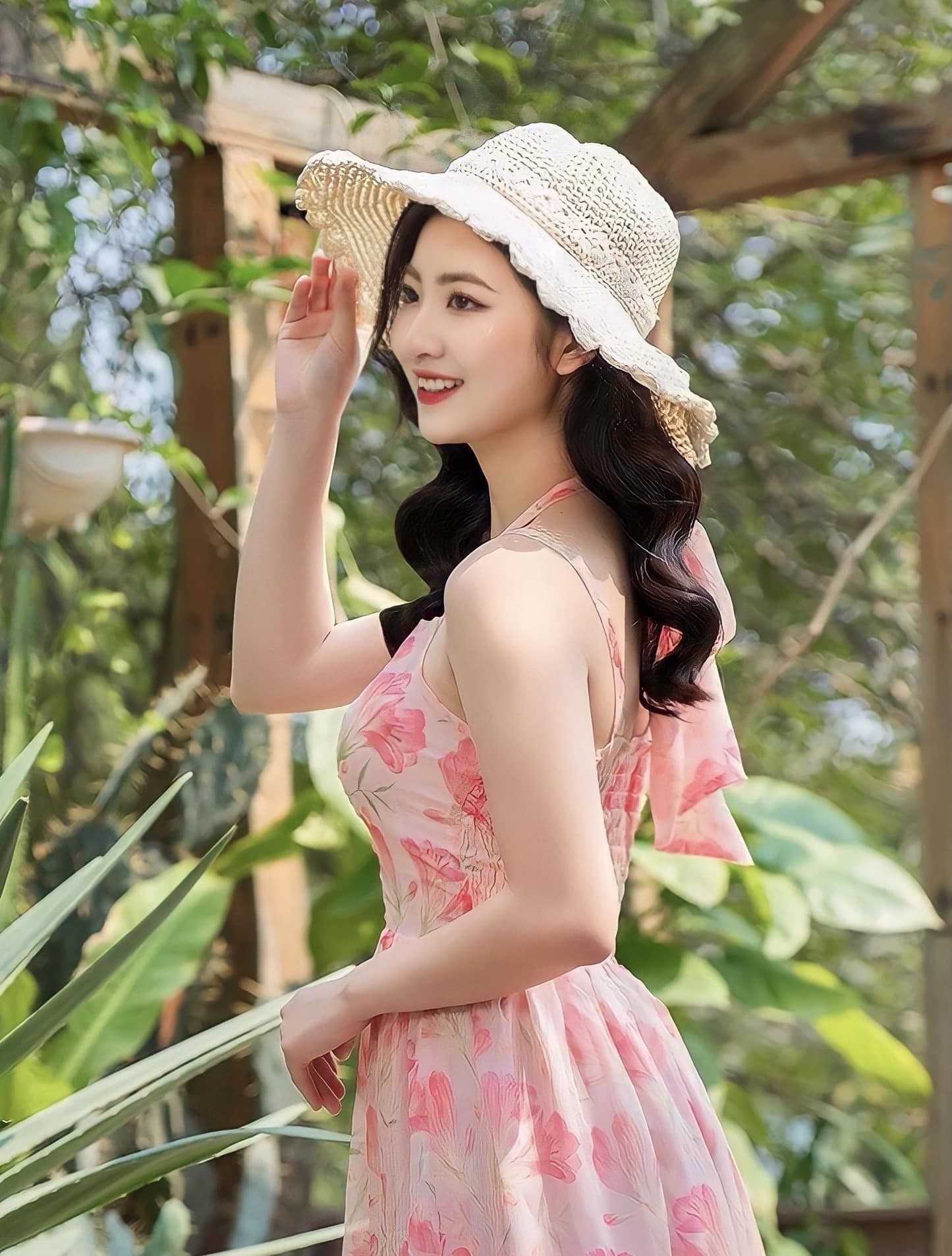 Sau vụ Châu Bùi, nhiều người đẹp lo khi phải thay đồ ở quán cà phê ảnh 2