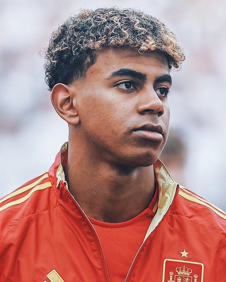 Phong cách thần đồng 16 tuổi tiễn Mbappe về nước ảnh 1