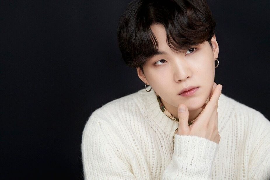 Suga (BTS) cúi đầu xin lỗi ảnh 1