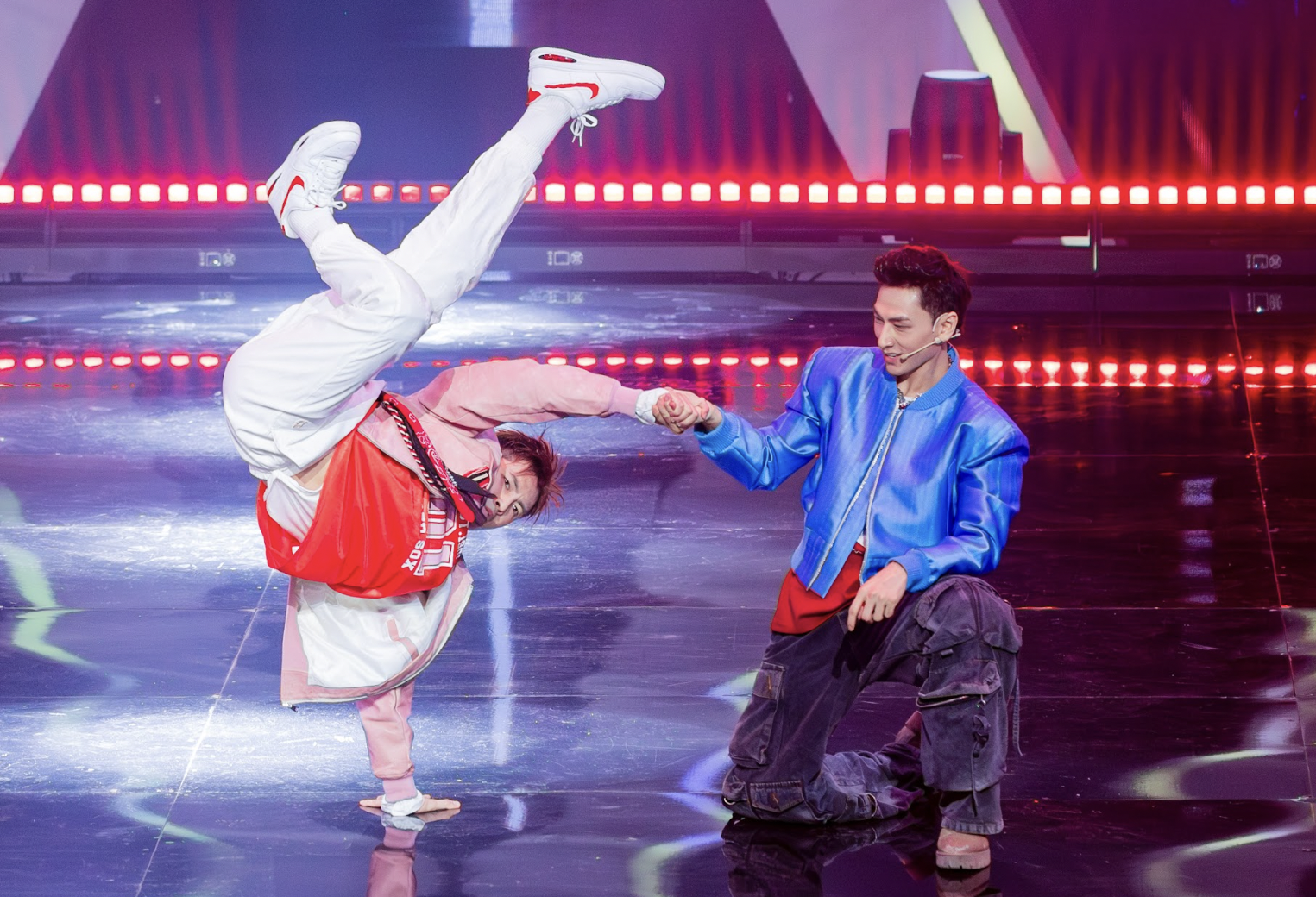 TikToker nổi tiếng bị làm mờ mặt trong show Anh trai ảnh 6