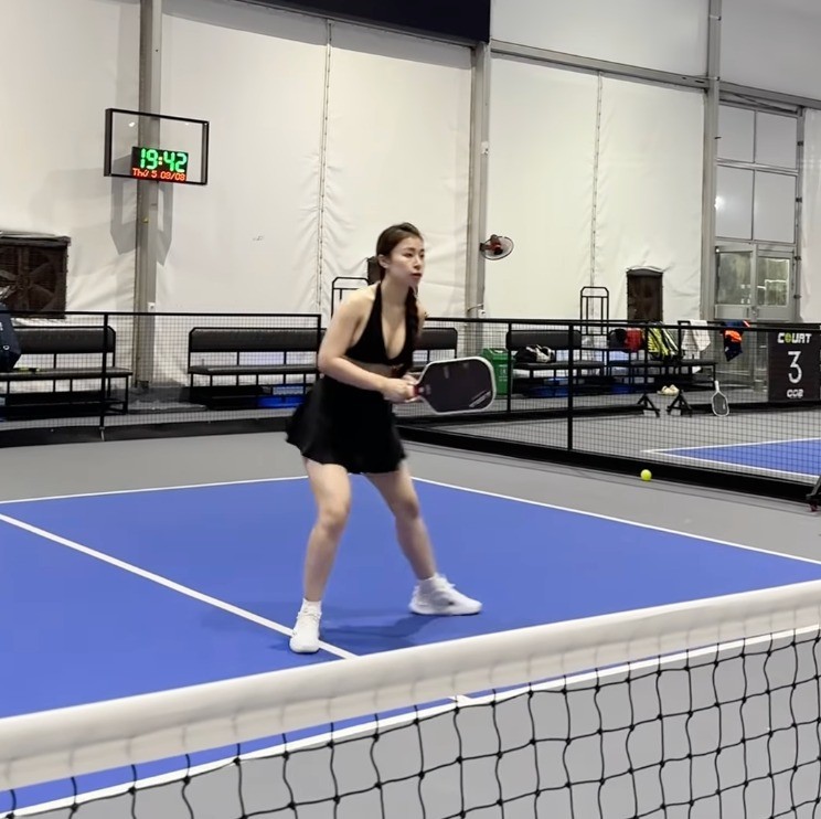 Mặc gì giữa tranh cãi chơi Pickleball chủ yếu khoe thân, làm màu ảnh 2