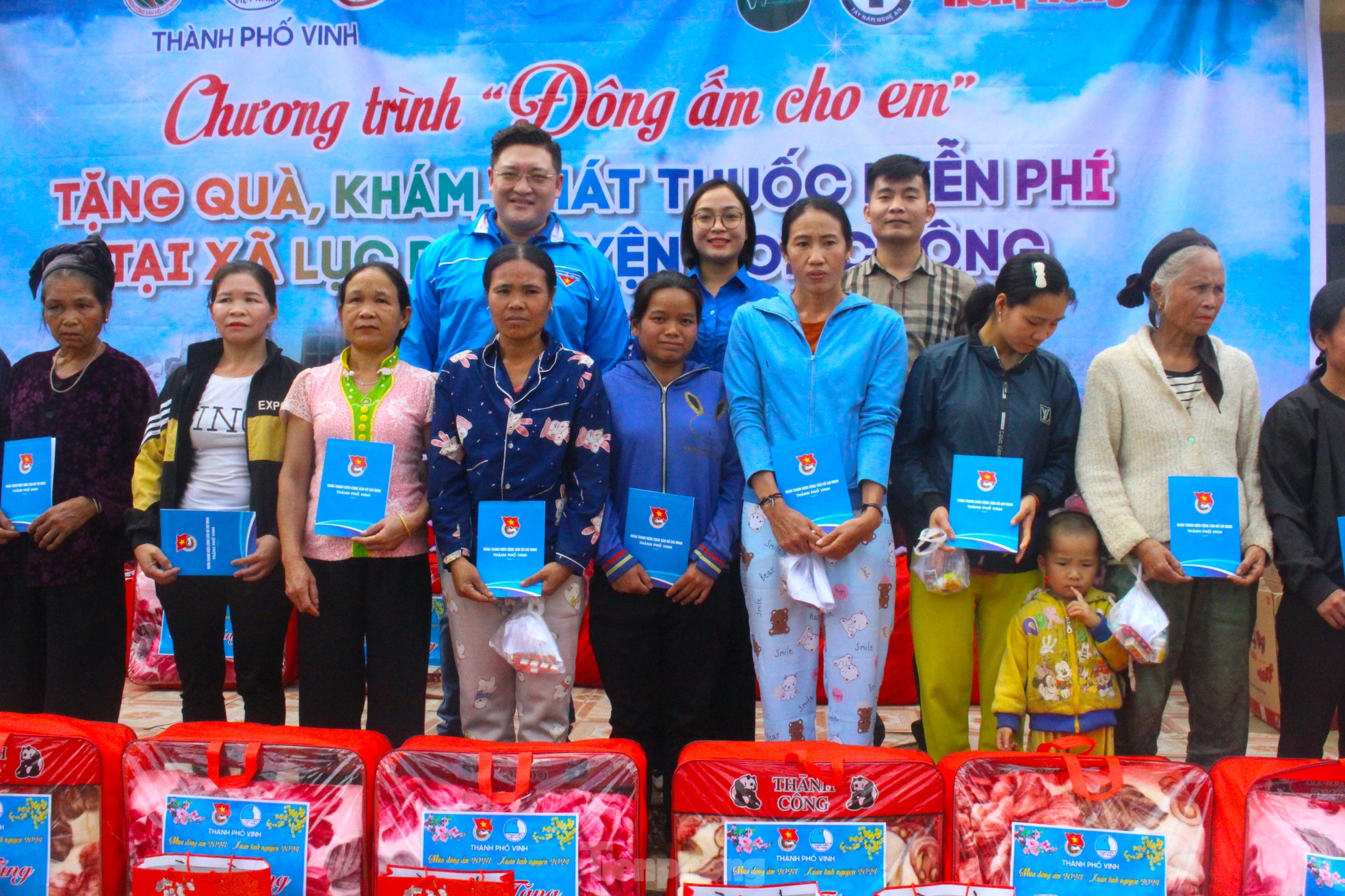 Mang Tết ấm đến người nghèo ảnh 16