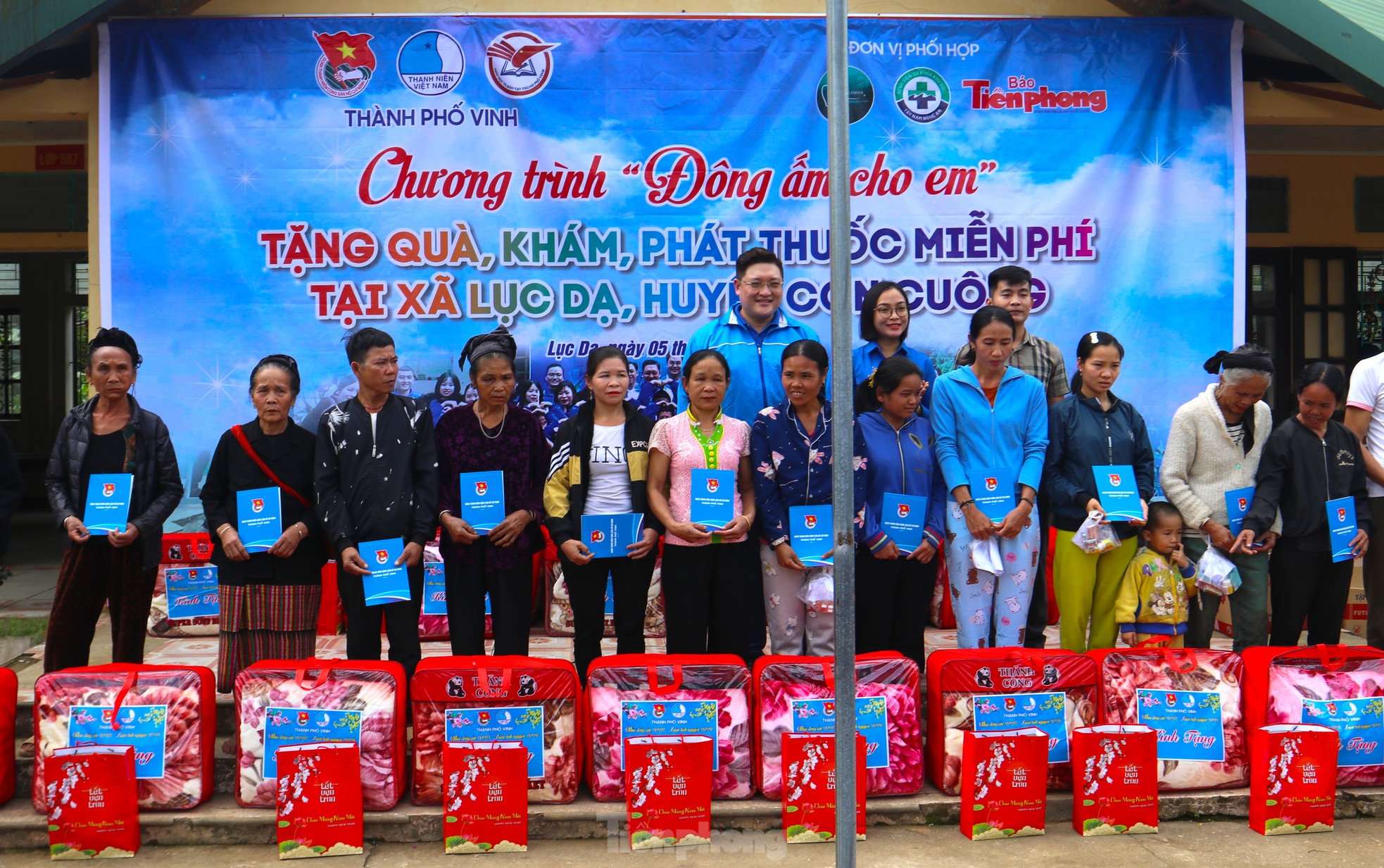 Mang Tết ấm đến người nghèo ảnh 15