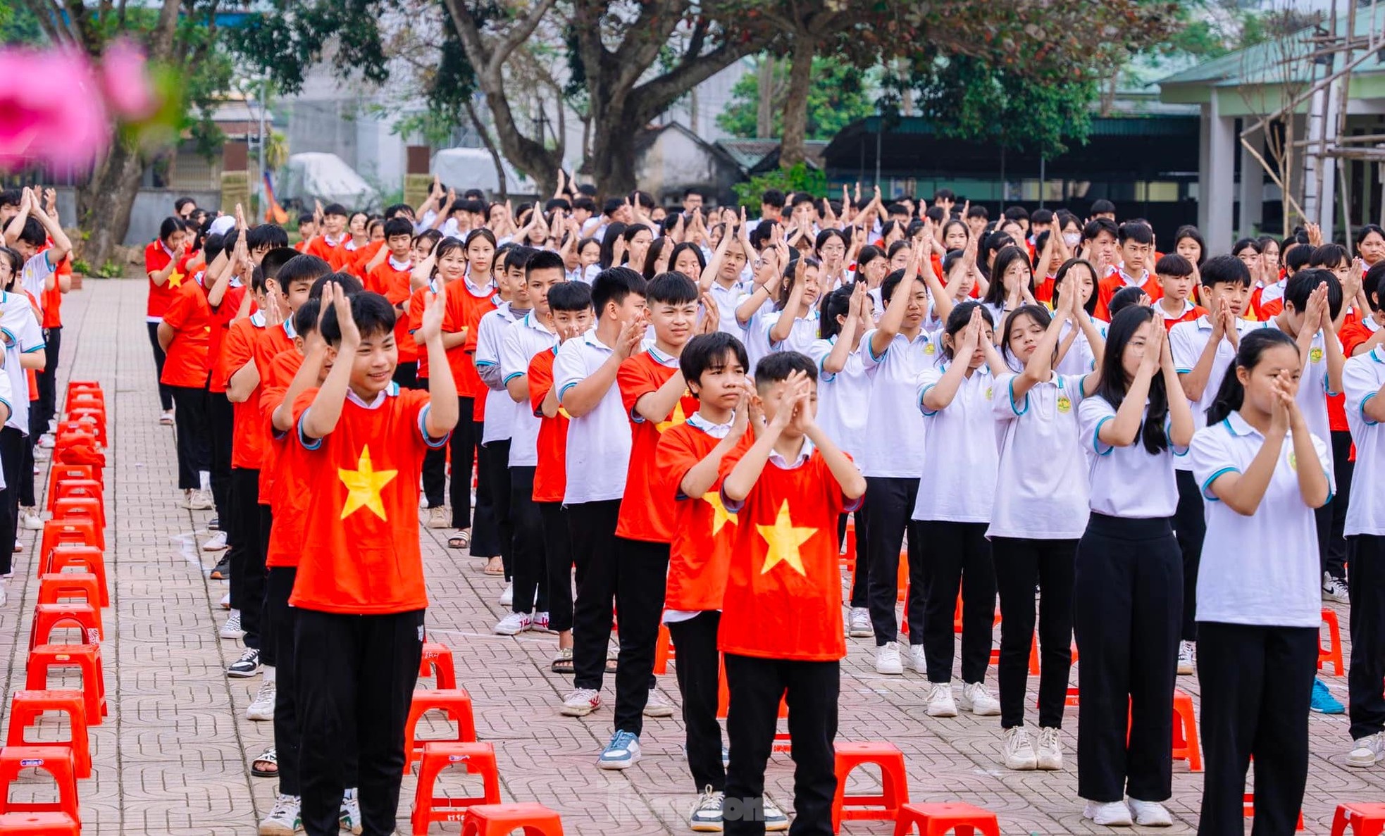 Hàng trăm học sinh đồng diễn, xếp hình bản đồ Việt Nam - Tự hào một dải non sông ảnh 2