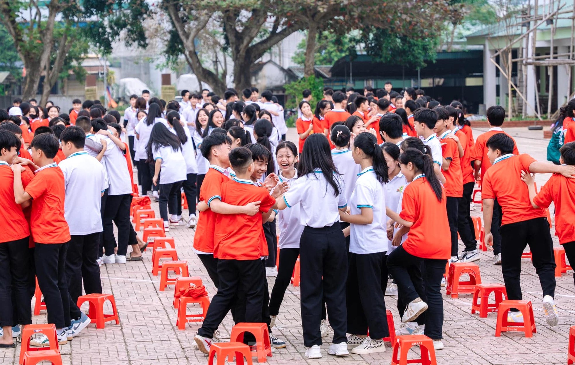 Hàng trăm học sinh đồng diễn, xếp hình bản đồ Việt Nam - Tự hào một dải non sông ảnh 3