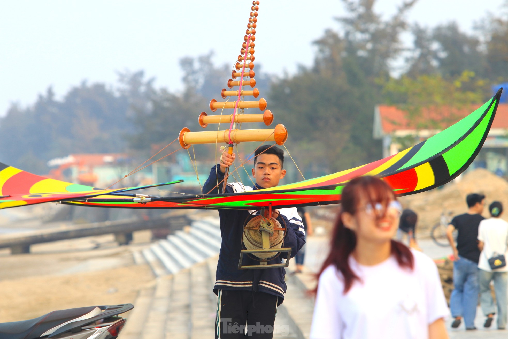 Du khách thích thú với cánh sáo diều khổng lồ ở biển Cửa Lò ảnh 17