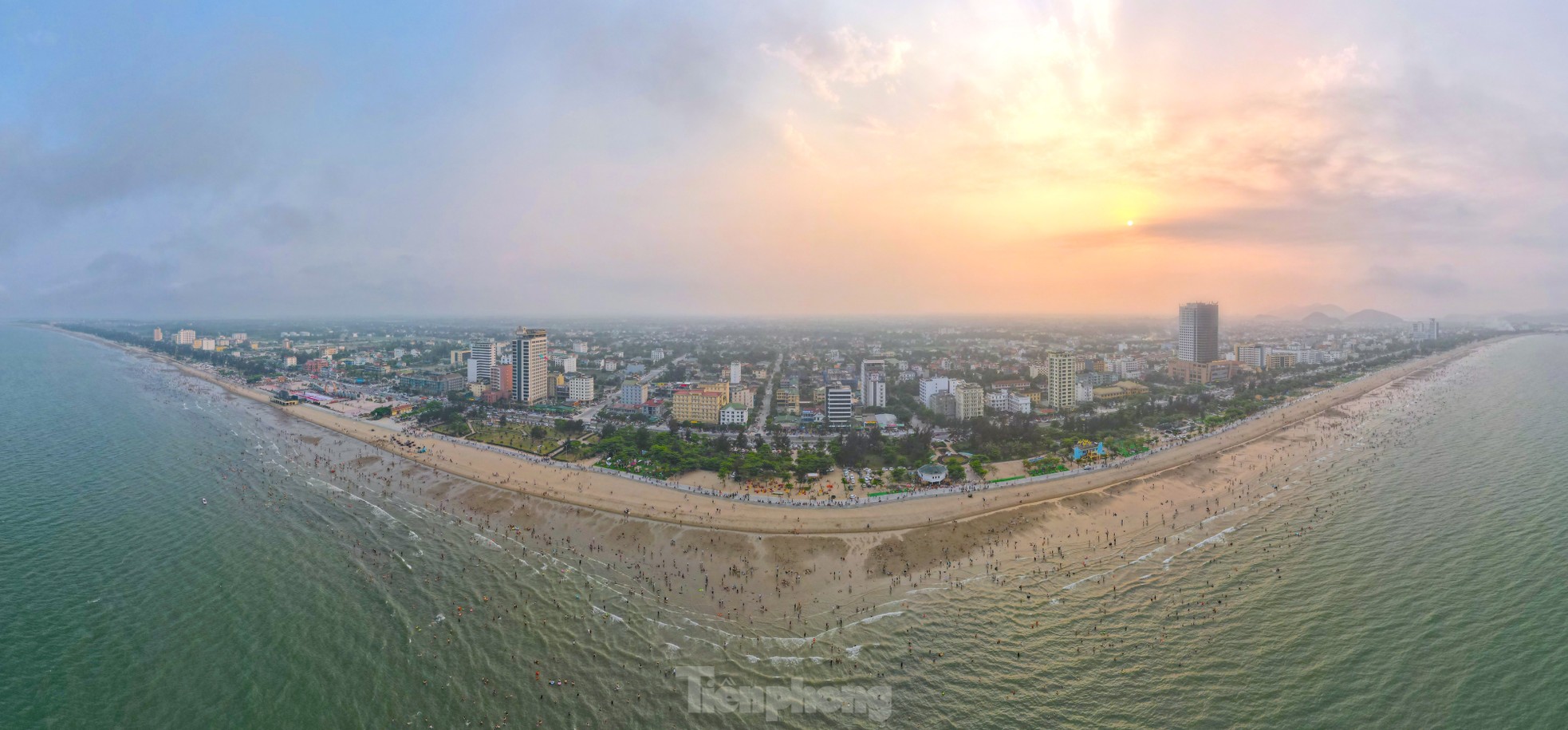 Hàng vạn du khách đổ về Cửa Lò tắm biển trong ngày giỗ Tổ Hùng Vương ảnh 1
