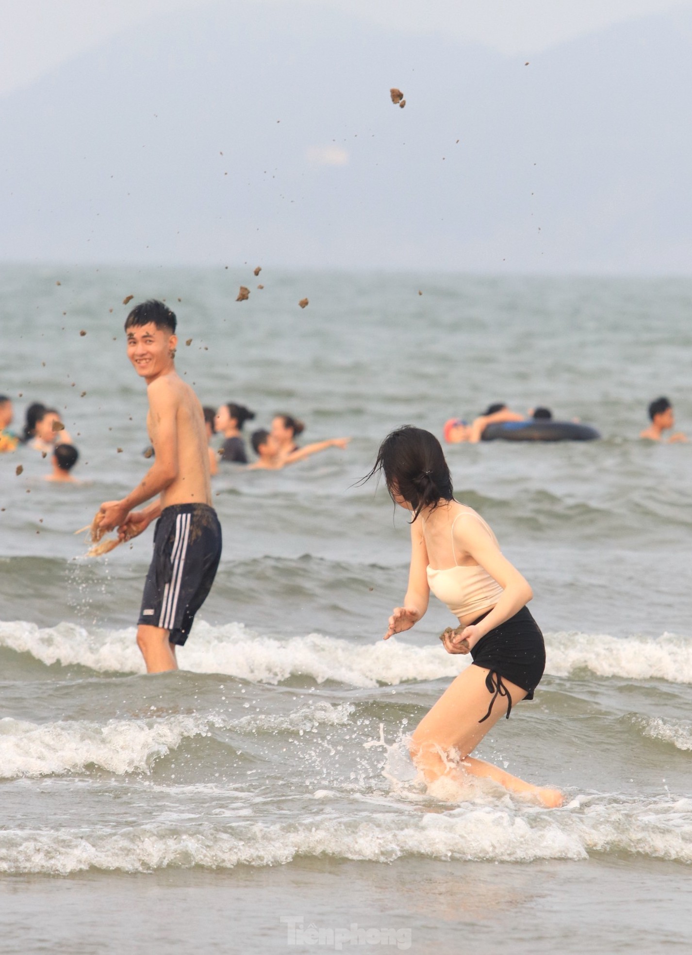 Hàng vạn du khách đổ về Cửa Lò tắm biển trong ngày giỗ Tổ Hùng Vương ảnh 17