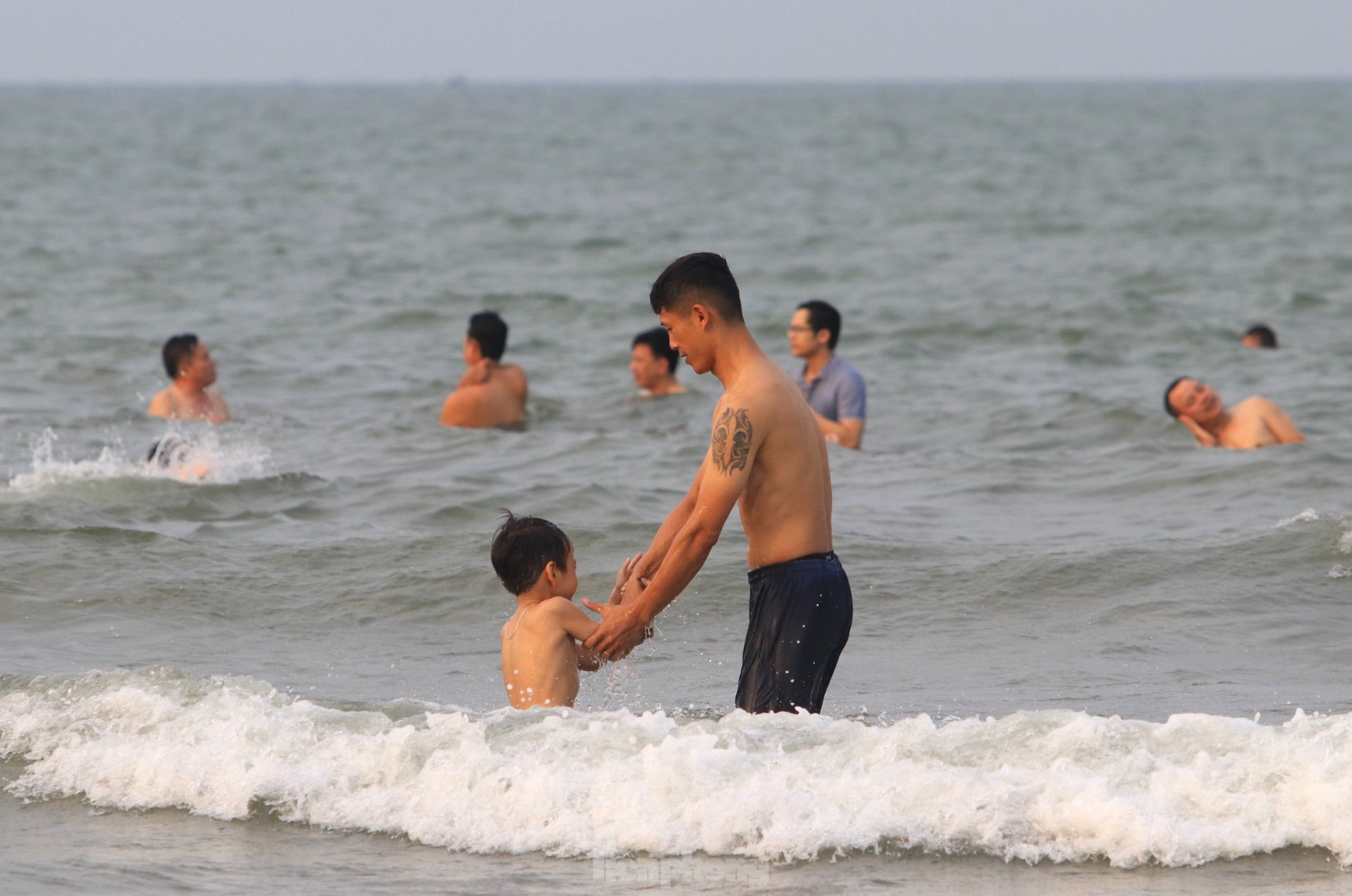Hàng vạn du khách đổ về Cửa Lò tắm biển trong ngày giỗ Tổ Hùng Vương ảnh 11