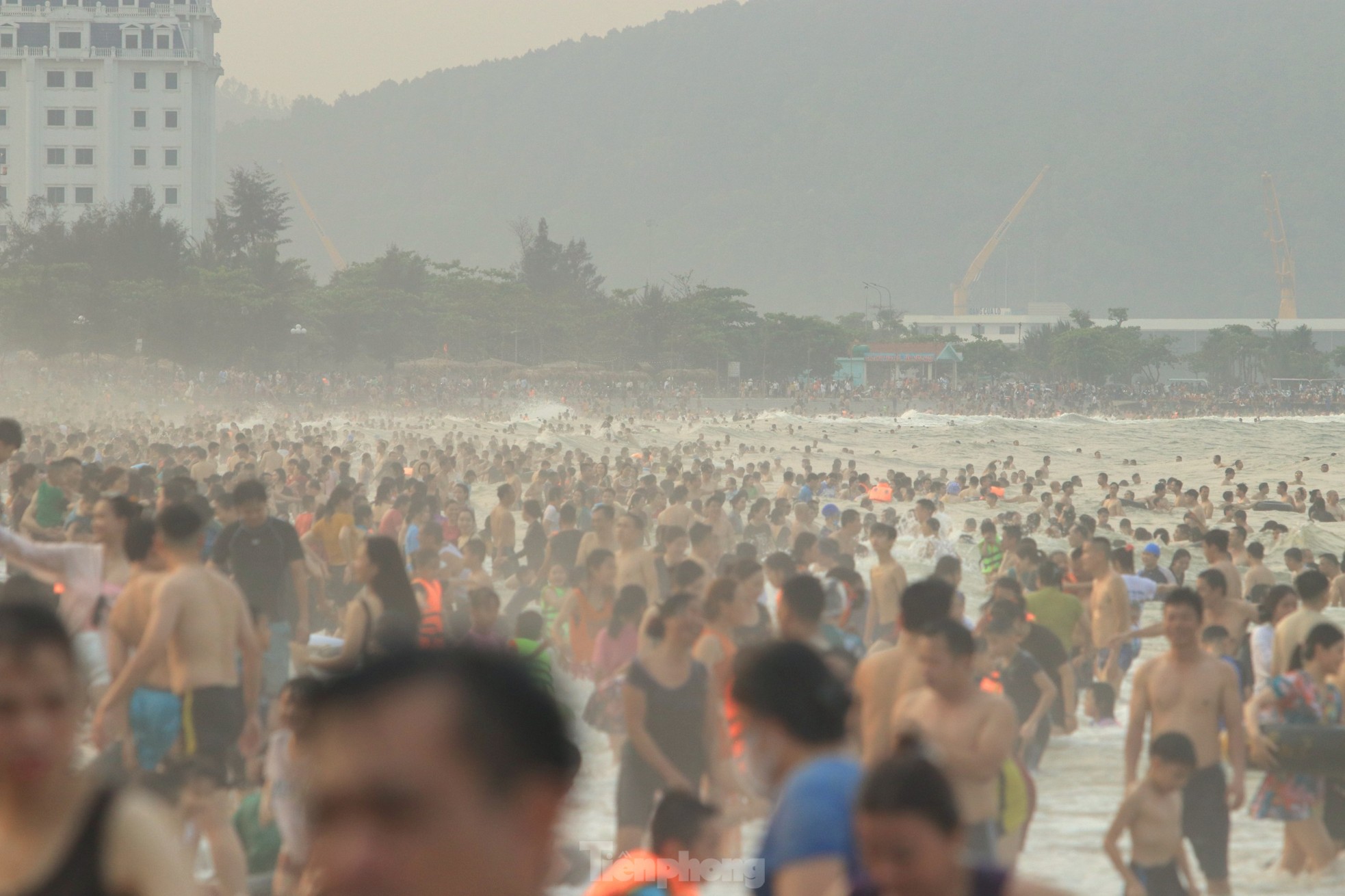 'Biển người' chen chân ở bãi tắm Cửa Lò ảnh 4