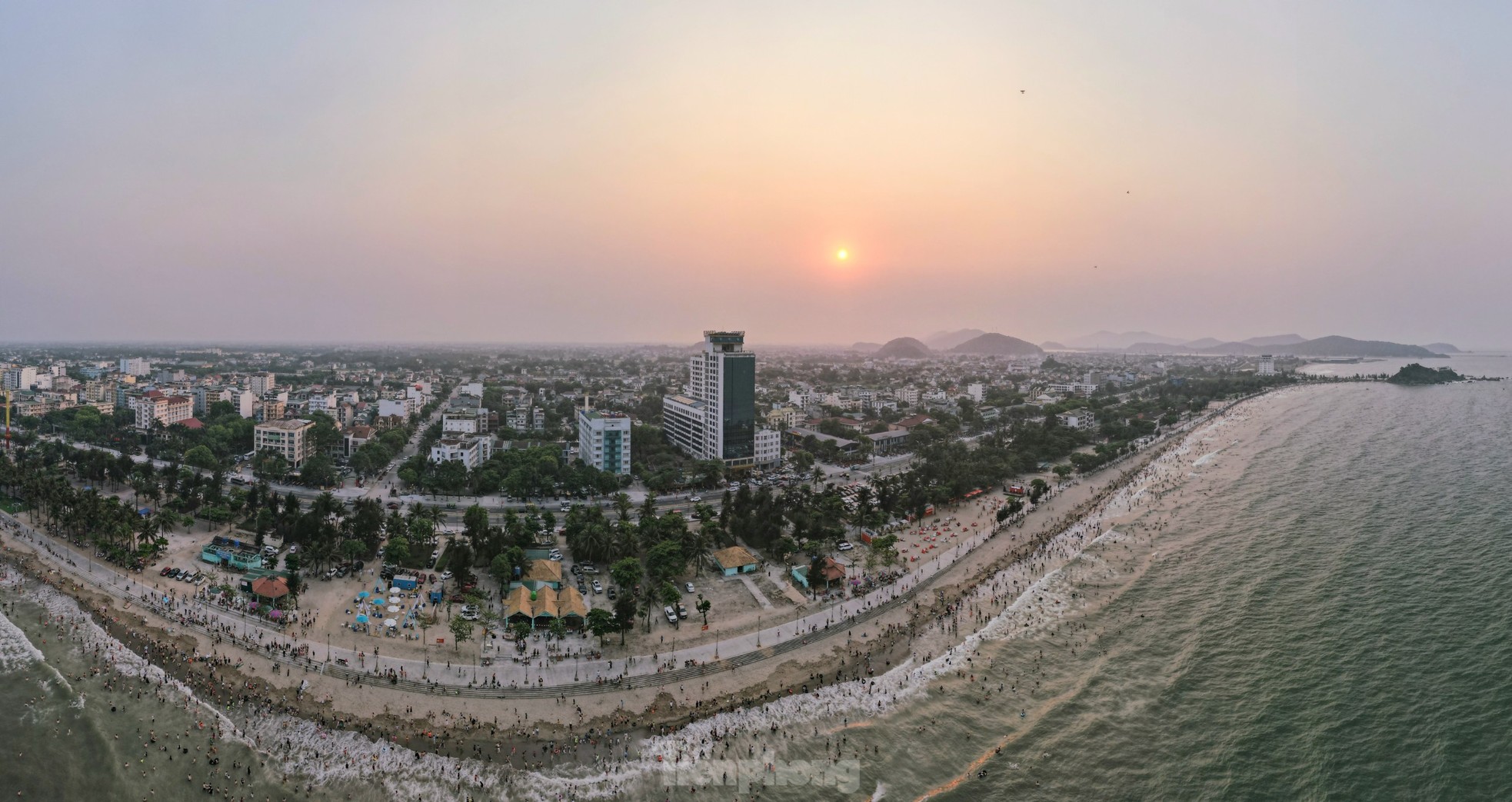 'Biển người' chen chân ở bãi tắm Cửa Lò ảnh 12