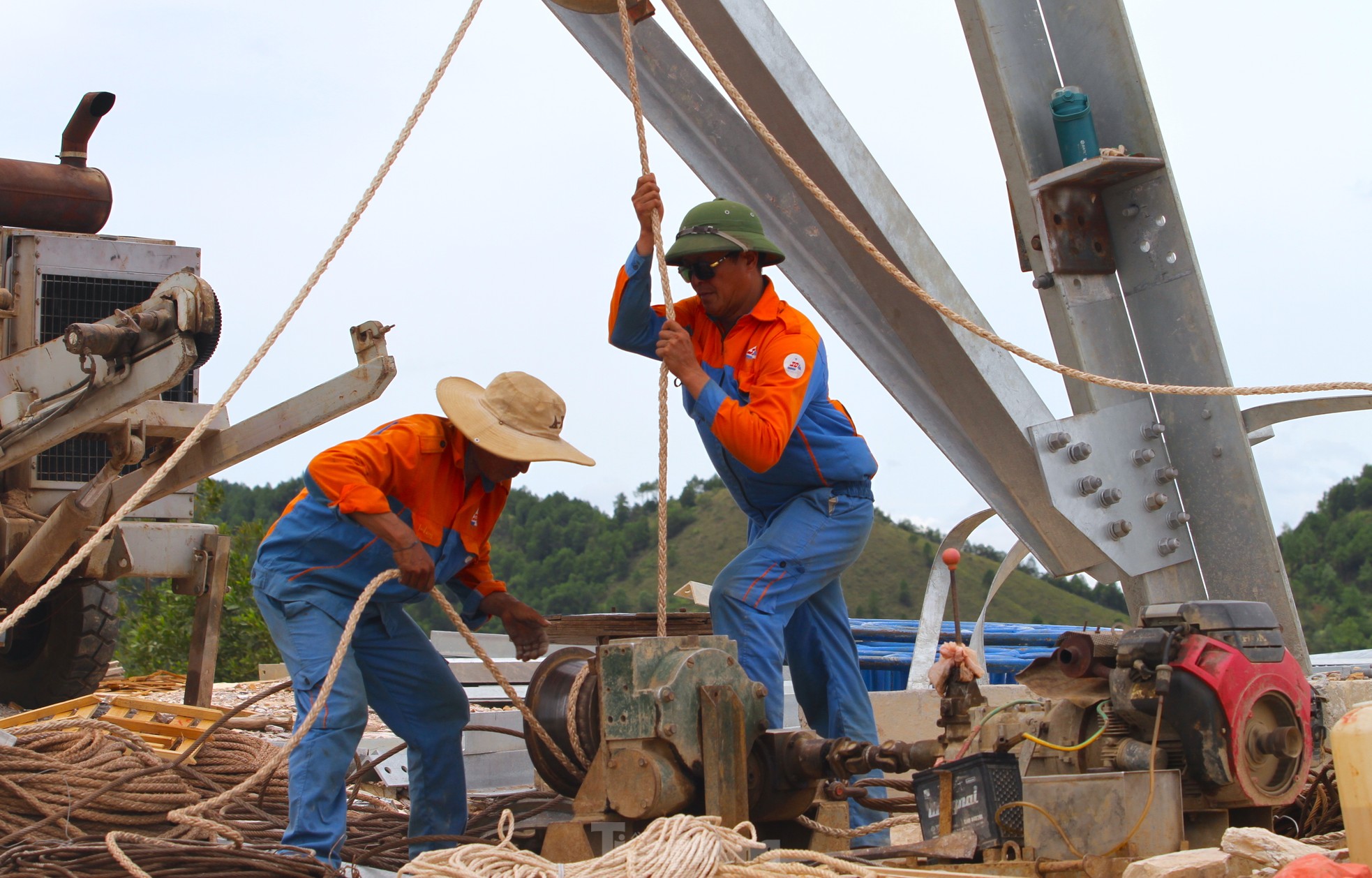 Những ngày cuối cùng trên công trường đường dây 500kV mạch 3 ở Nghệ An ảnh 5