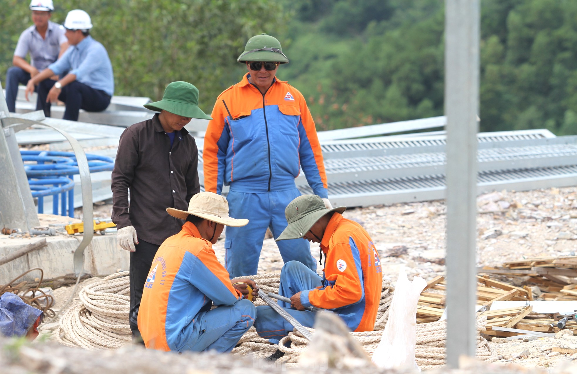 Những ngày cuối cùng trên công trường đường dây 500kV mạch 3 ở Nghệ An ảnh 7