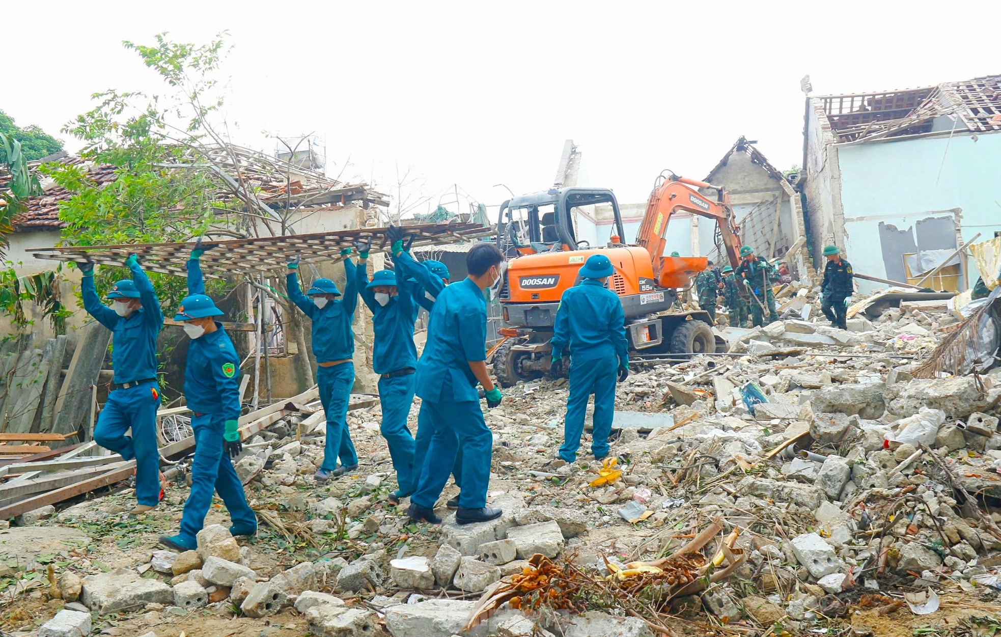 Vụ nổ 4 người thương vong: Cận cảnh quân đội sử dụng thiết bị hiện đại soi chiếu vật liệu nổ ảnh 10