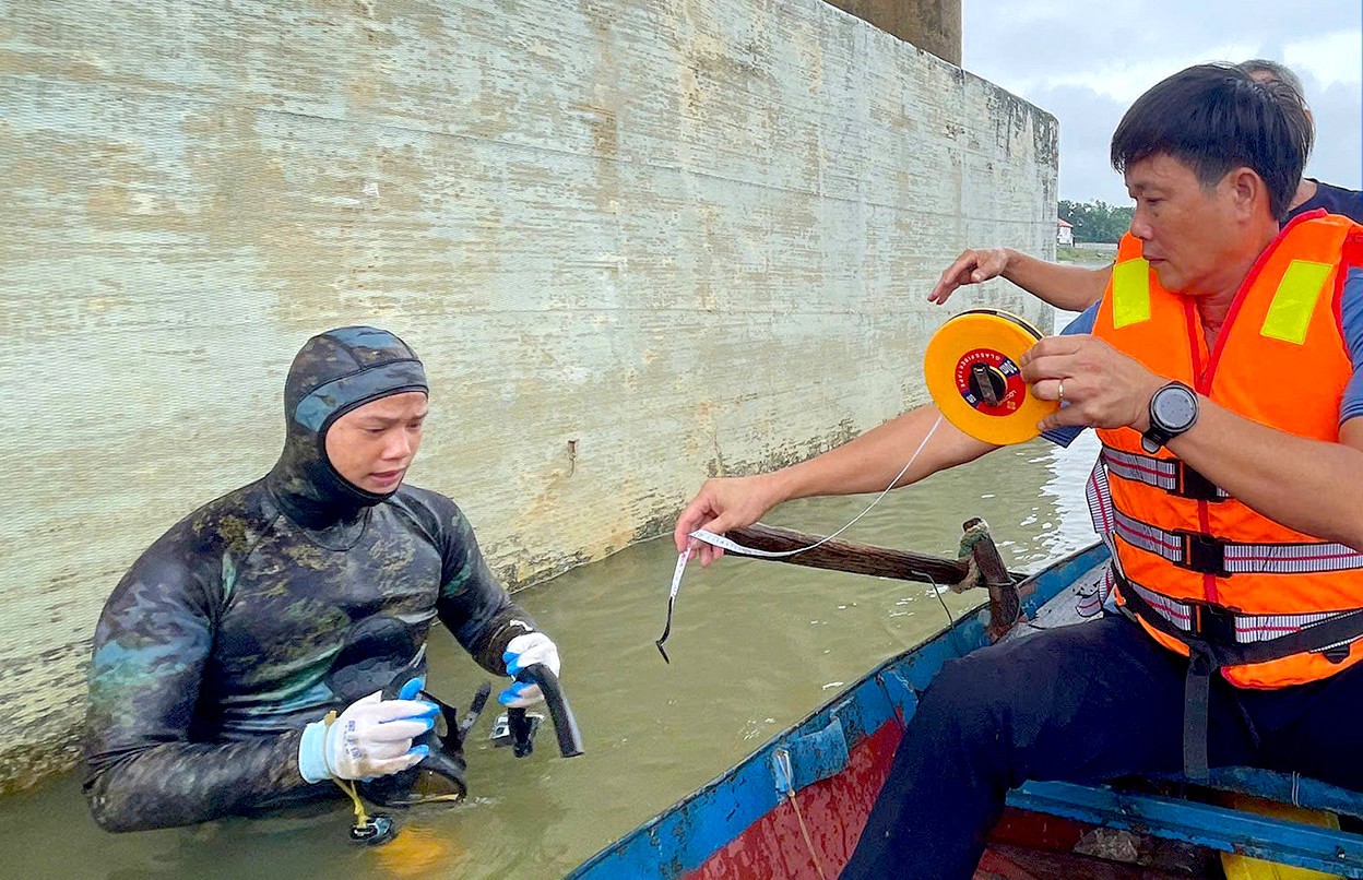 Thuê thợ lặn kiểm tra trụ cầu Bến Thủy 1 - có kết cấu tương đồng với cầu Phong Châu ảnh 5