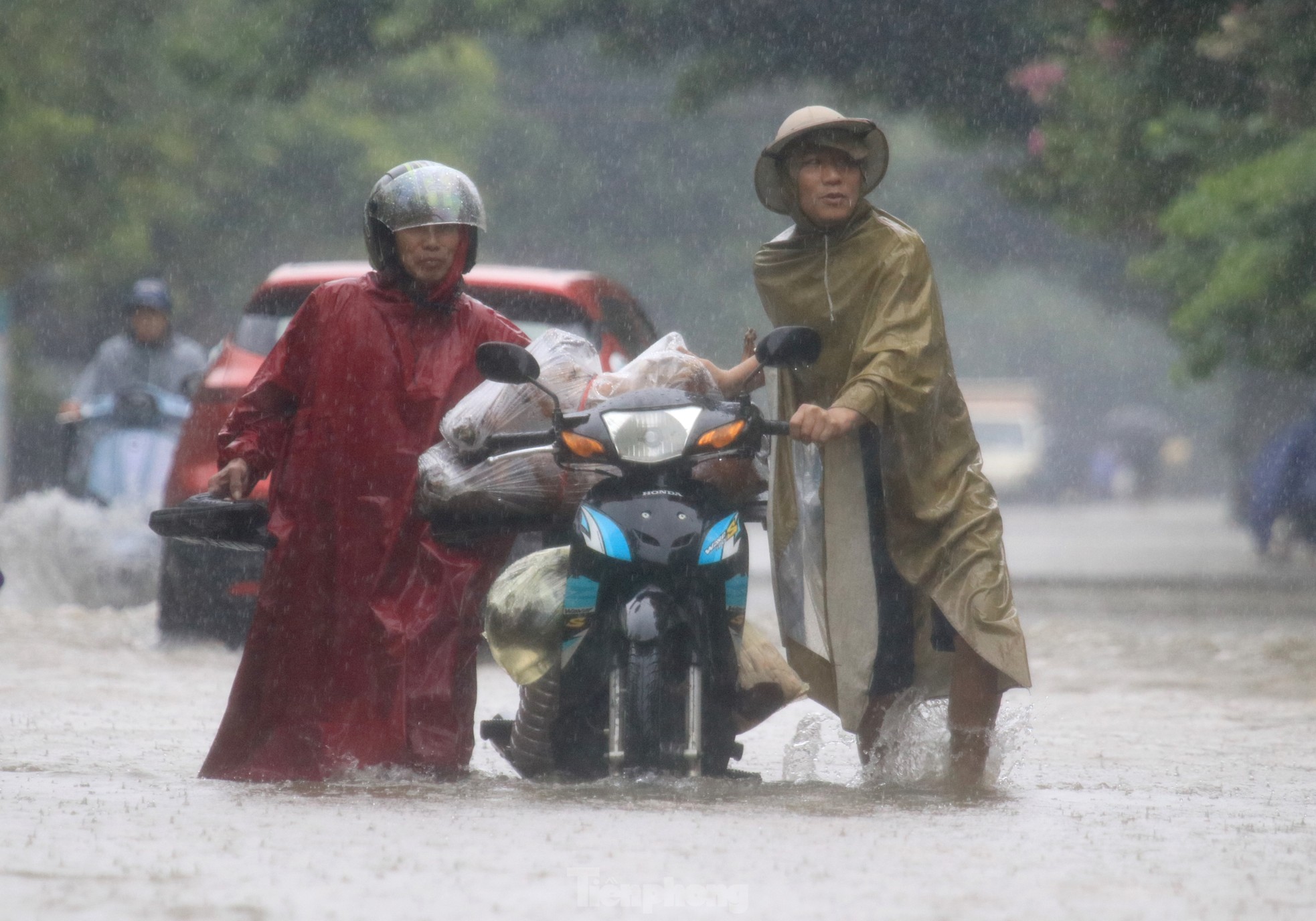 Đường ngập sâu, dân bì bõm mang thùng xốp làm thuyền kéo đồ trên phố ảnh 17