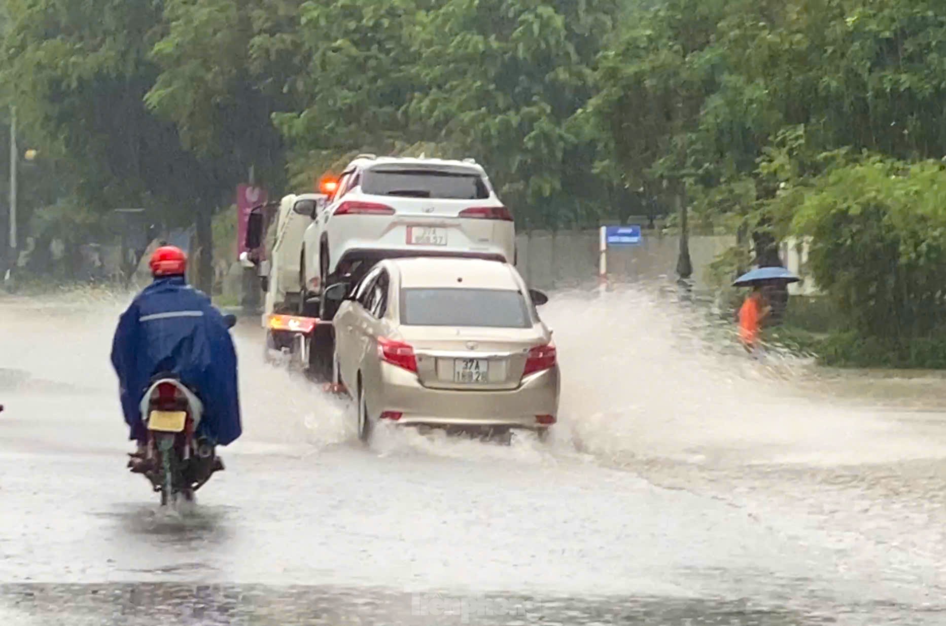 Đường ngập sâu, dân bì bõm mang thùng xốp làm thuyền kéo đồ trên phố ảnh 14