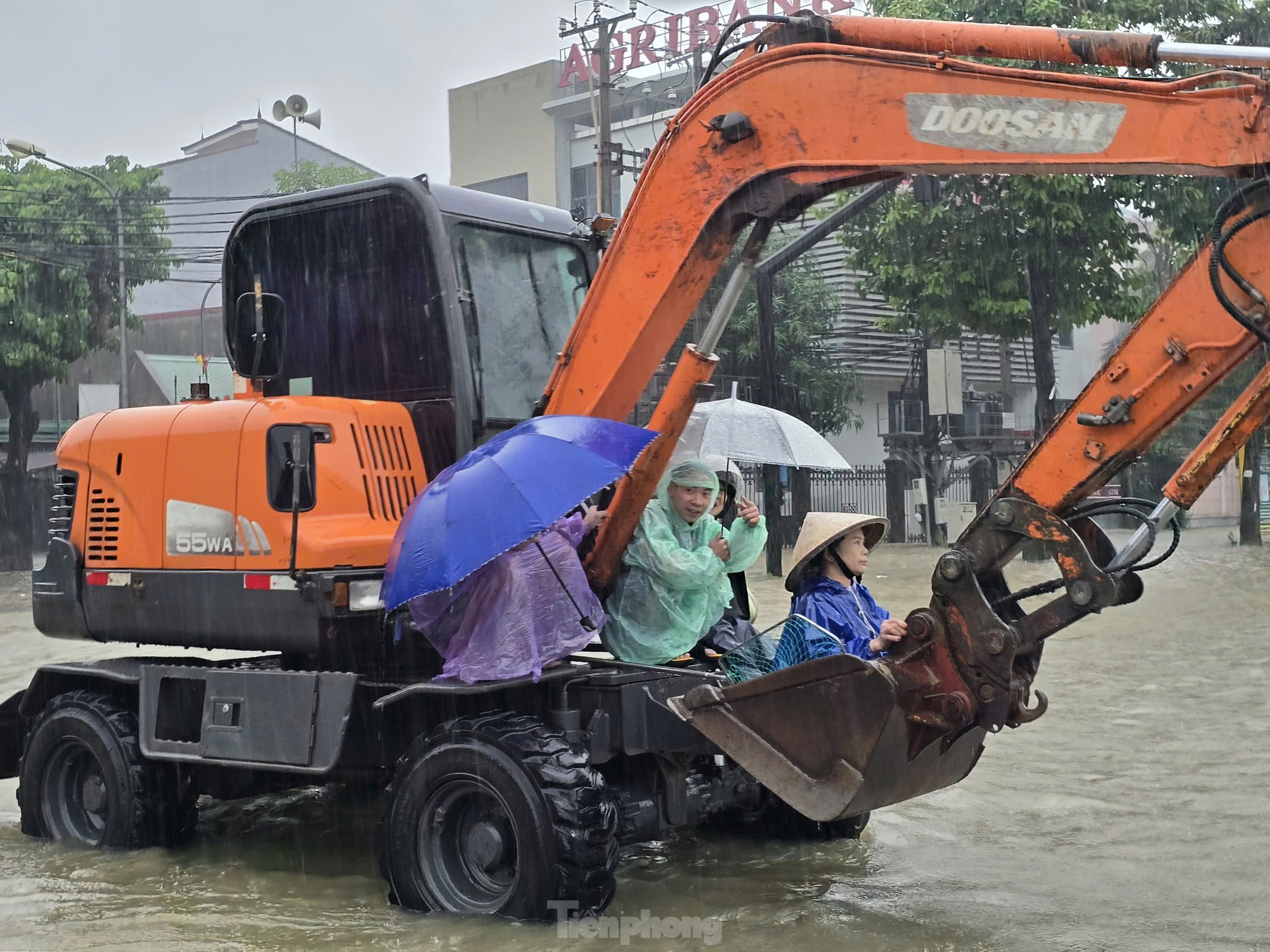 Đường ngập sâu, dân bì bõm mang thùng xốp làm thuyền kéo đồ trên phố ảnh 6