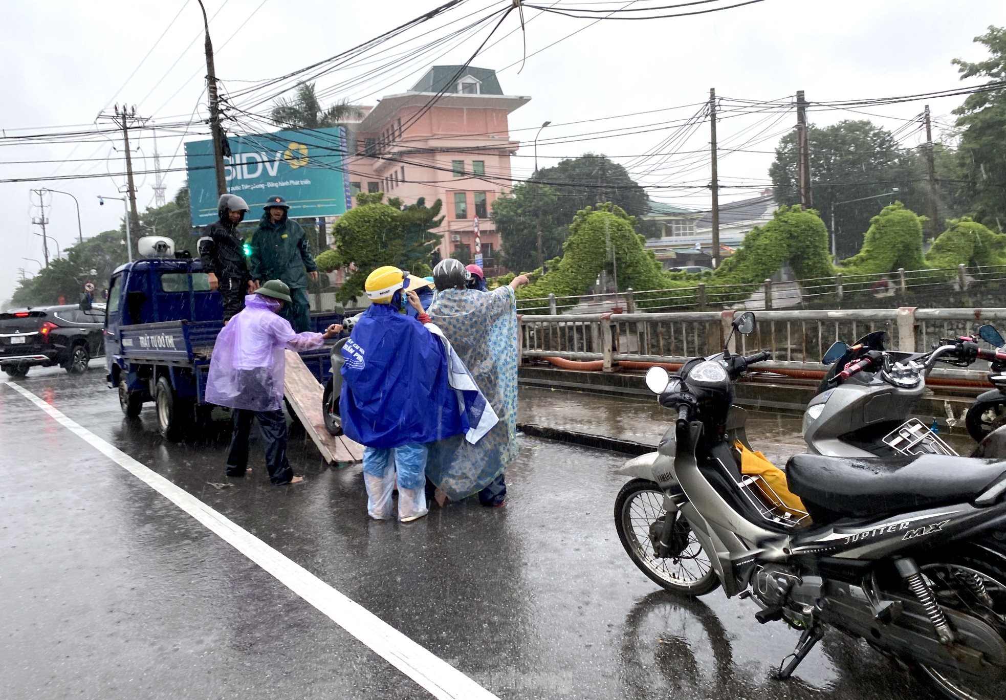 Đường ngập sâu, dân bì bõm mang thùng xốp làm thuyền kéo đồ trên phố ảnh 5