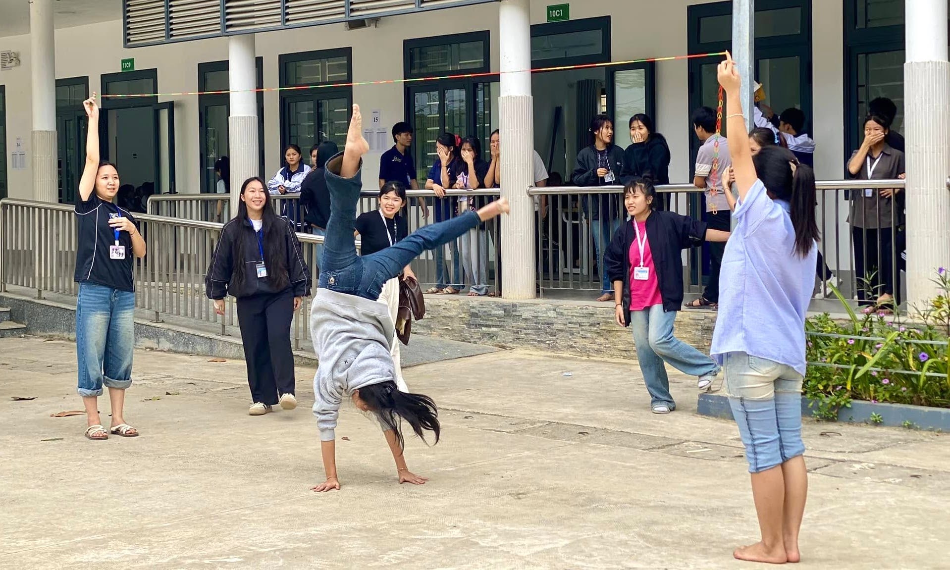 Nói không với điện thoại, học sinh Nghệ An trở về tuổi thơ với nhảy dây, đá cầu ảnh 13