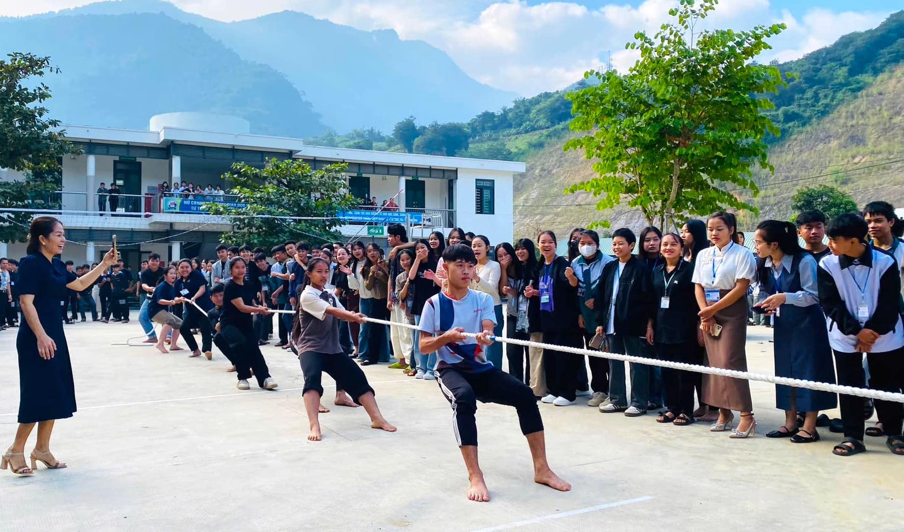 Nói không với điện thoại, học sinh Nghệ An trở về tuổi thơ với nhảy dây, đá cầu ảnh 8