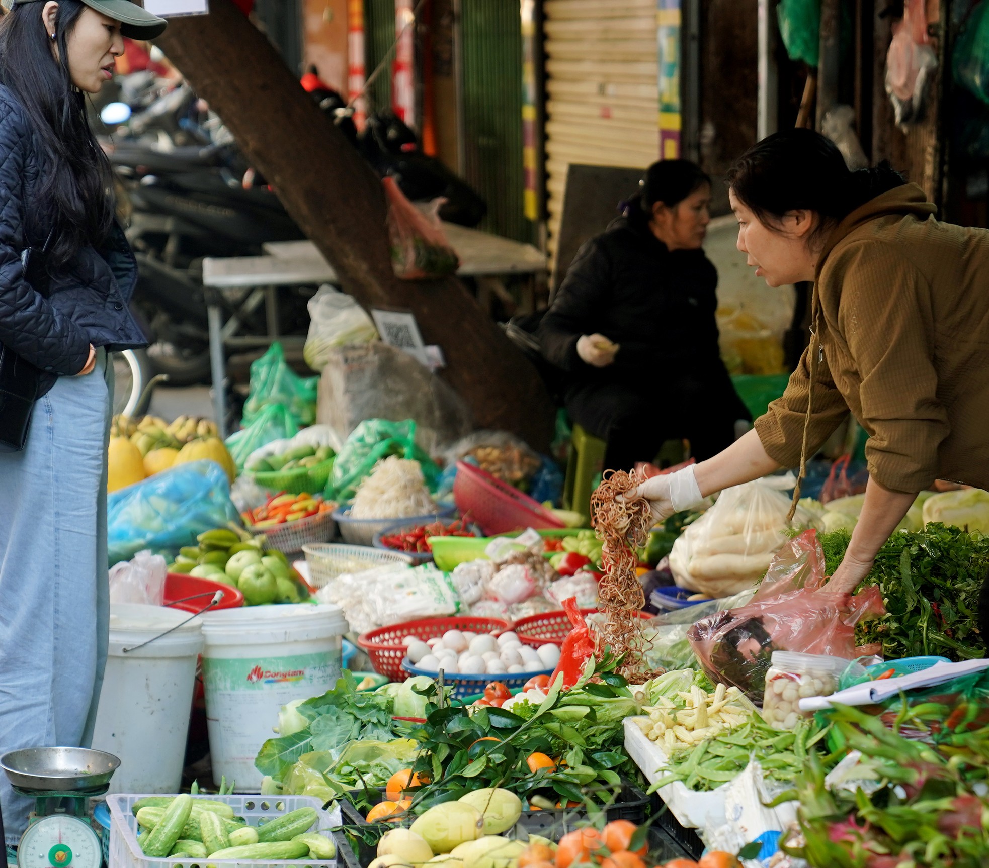 Rau xanh hút khách ở chợ 'nhà giàu' ngày mùng 3 Tết ảnh 8