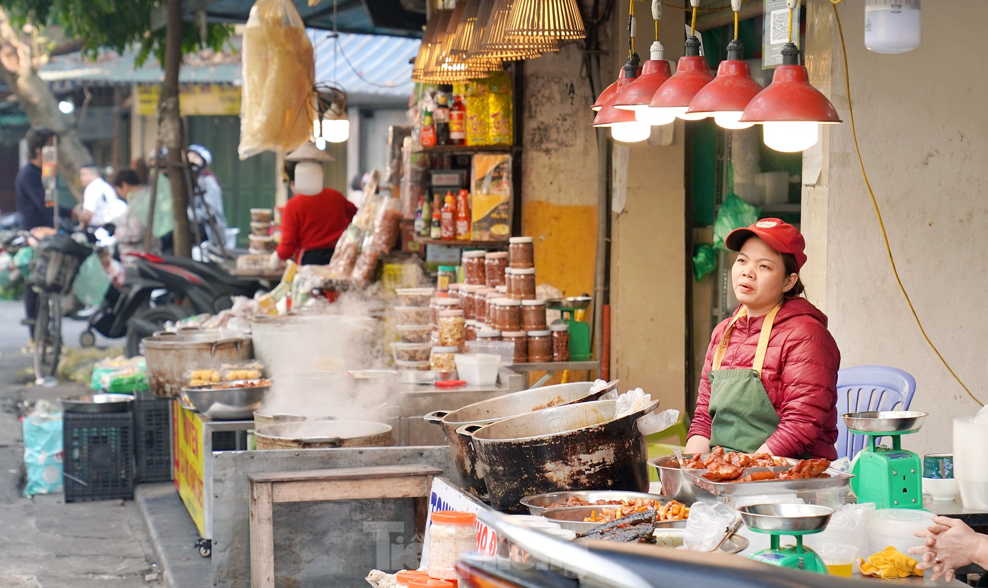 Rau xanh hút khách ở chợ 'nhà giàu' ngày mùng 3 Tết ảnh 14