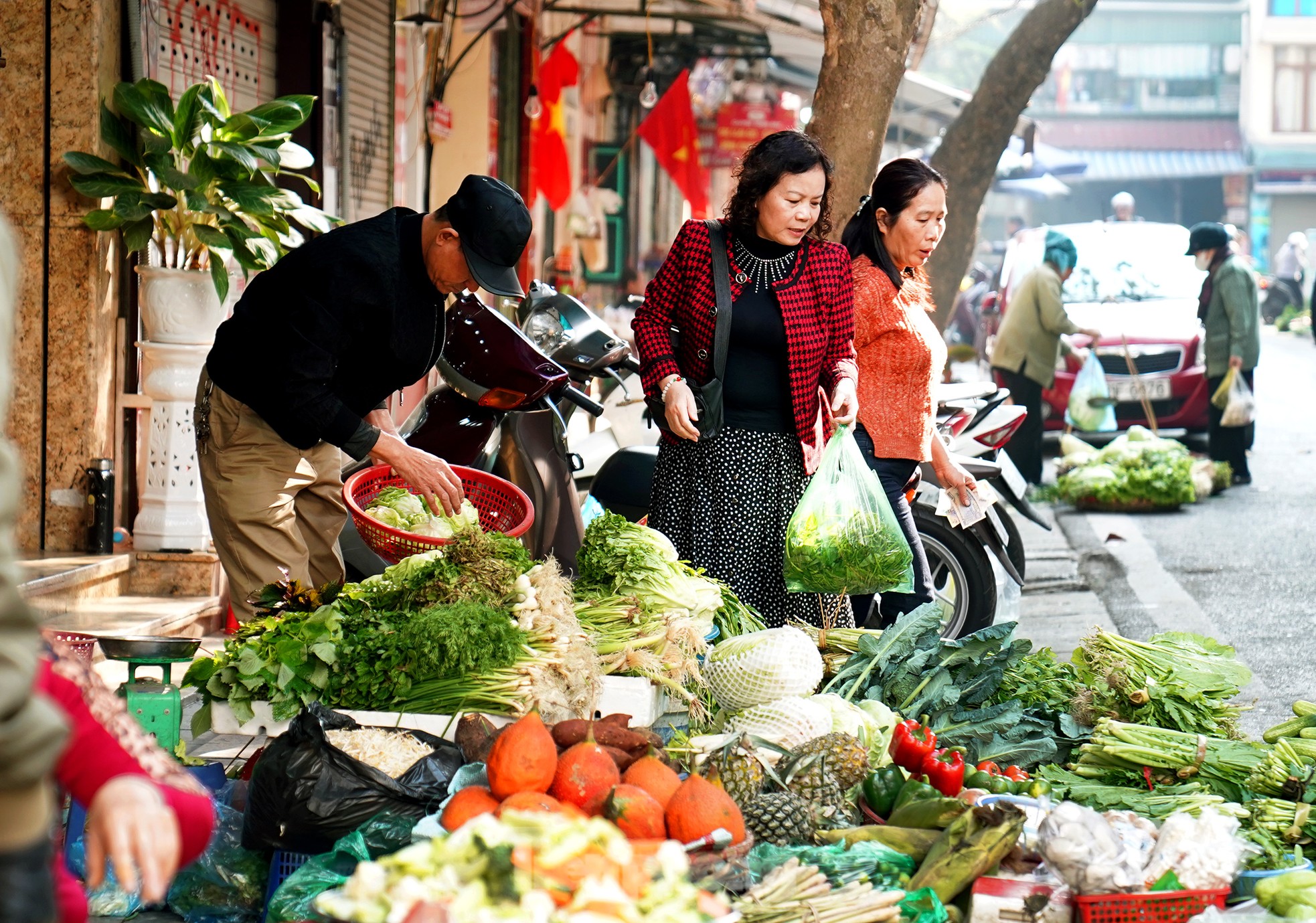 Rau xanh hút khách ở chợ 'nhà giàu' ngày mùng 3 Tết ảnh 10