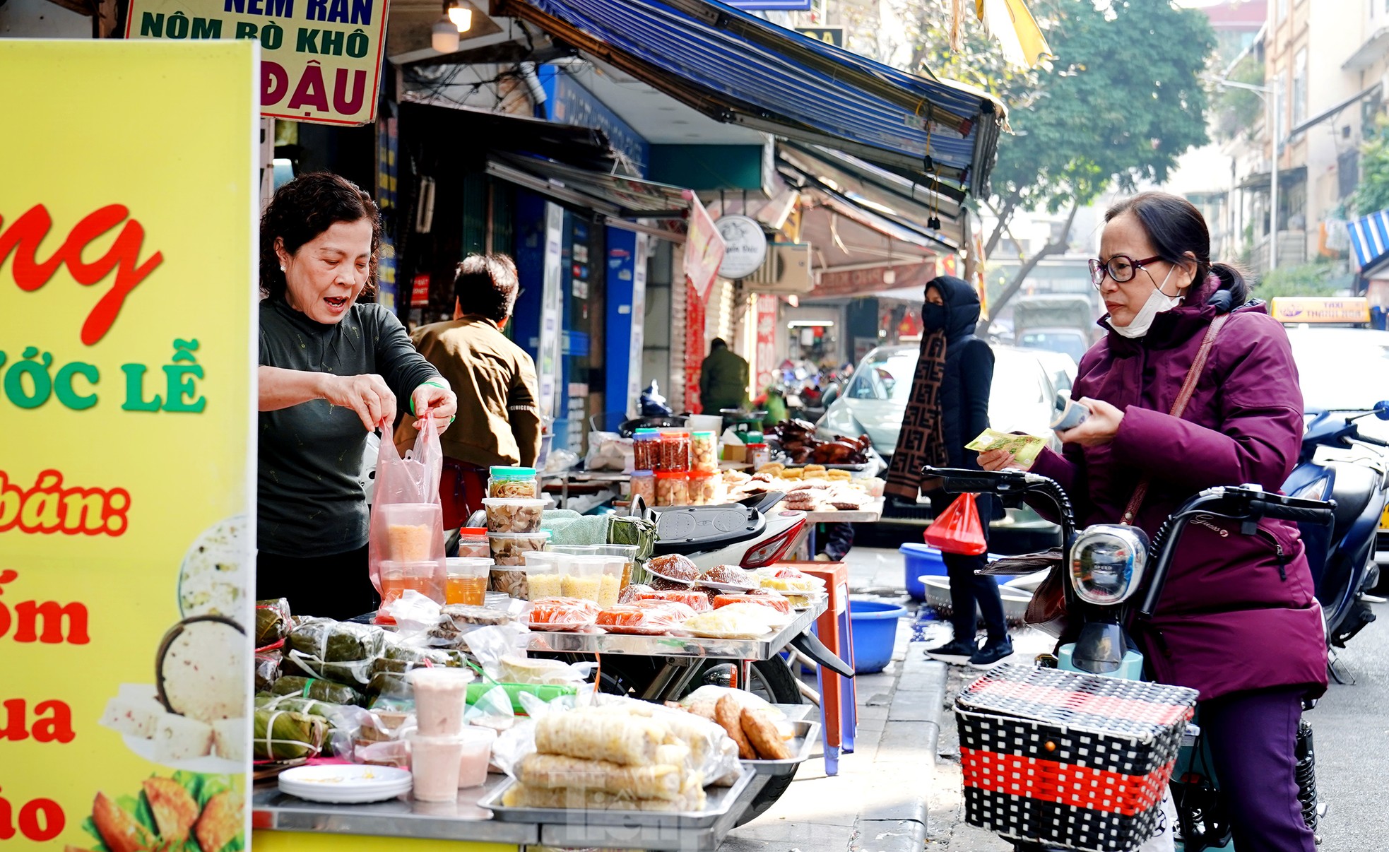 Rau xanh hút khách ở chợ 'nhà giàu' ngày mùng 3 Tết ảnh 1