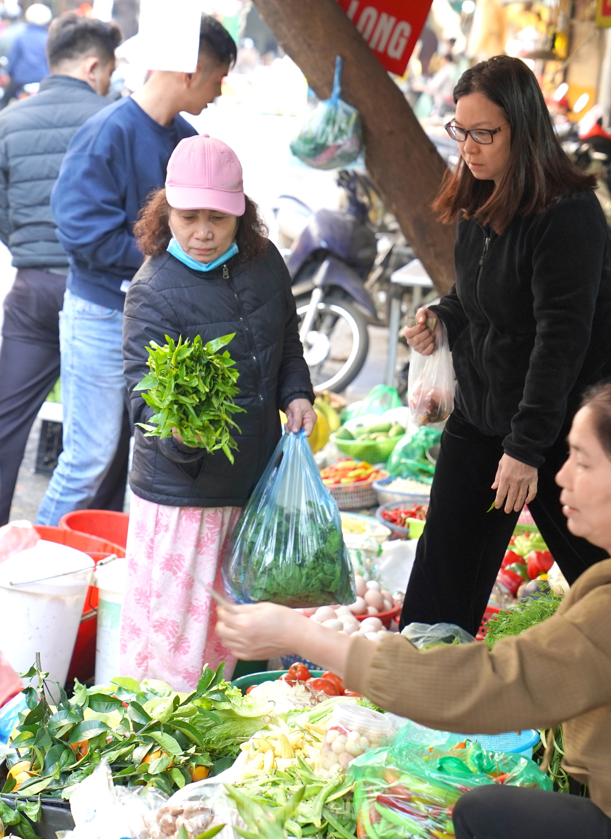 Rau xanh hút khách ở chợ 'nhà giàu' ngày mùng 3 Tết ảnh 6