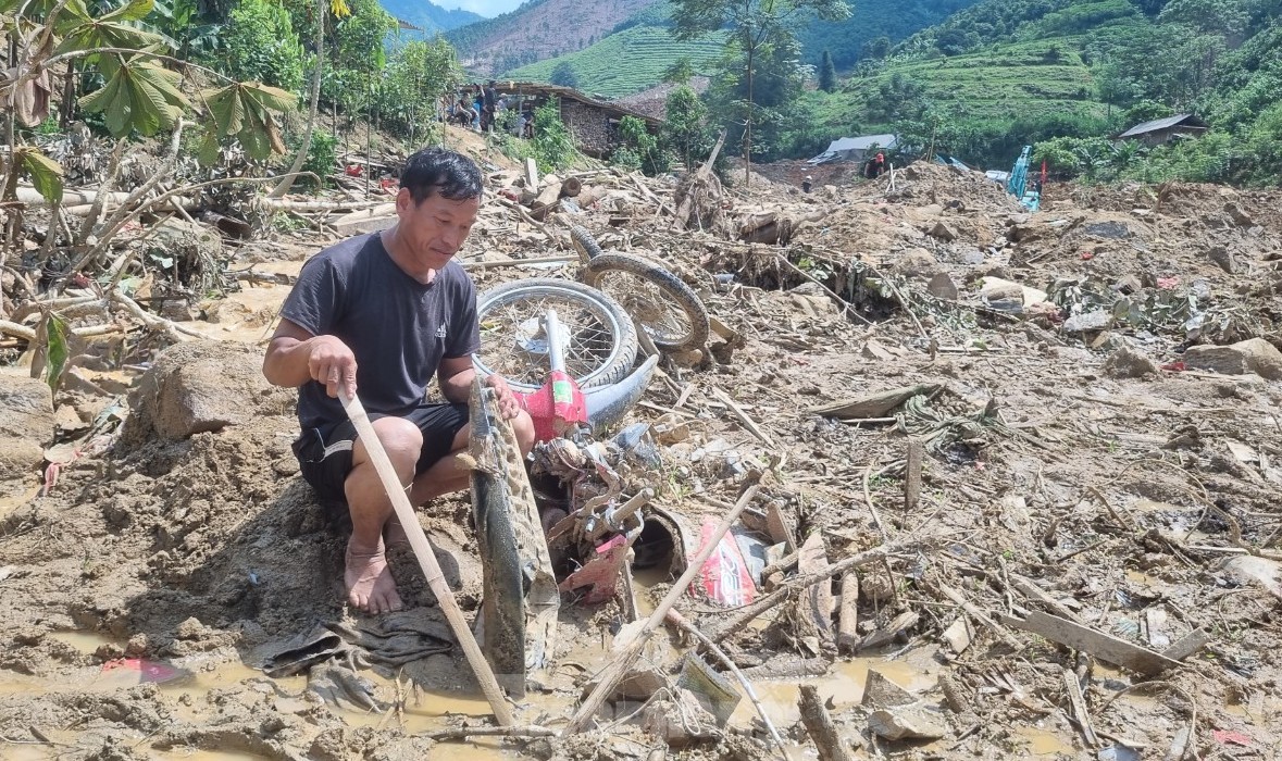 Nghẹn ngào lật từng trang ảnh cưới sau trận lũ quét kinh hoàng ở thôn Nậm Tông ảnh 10