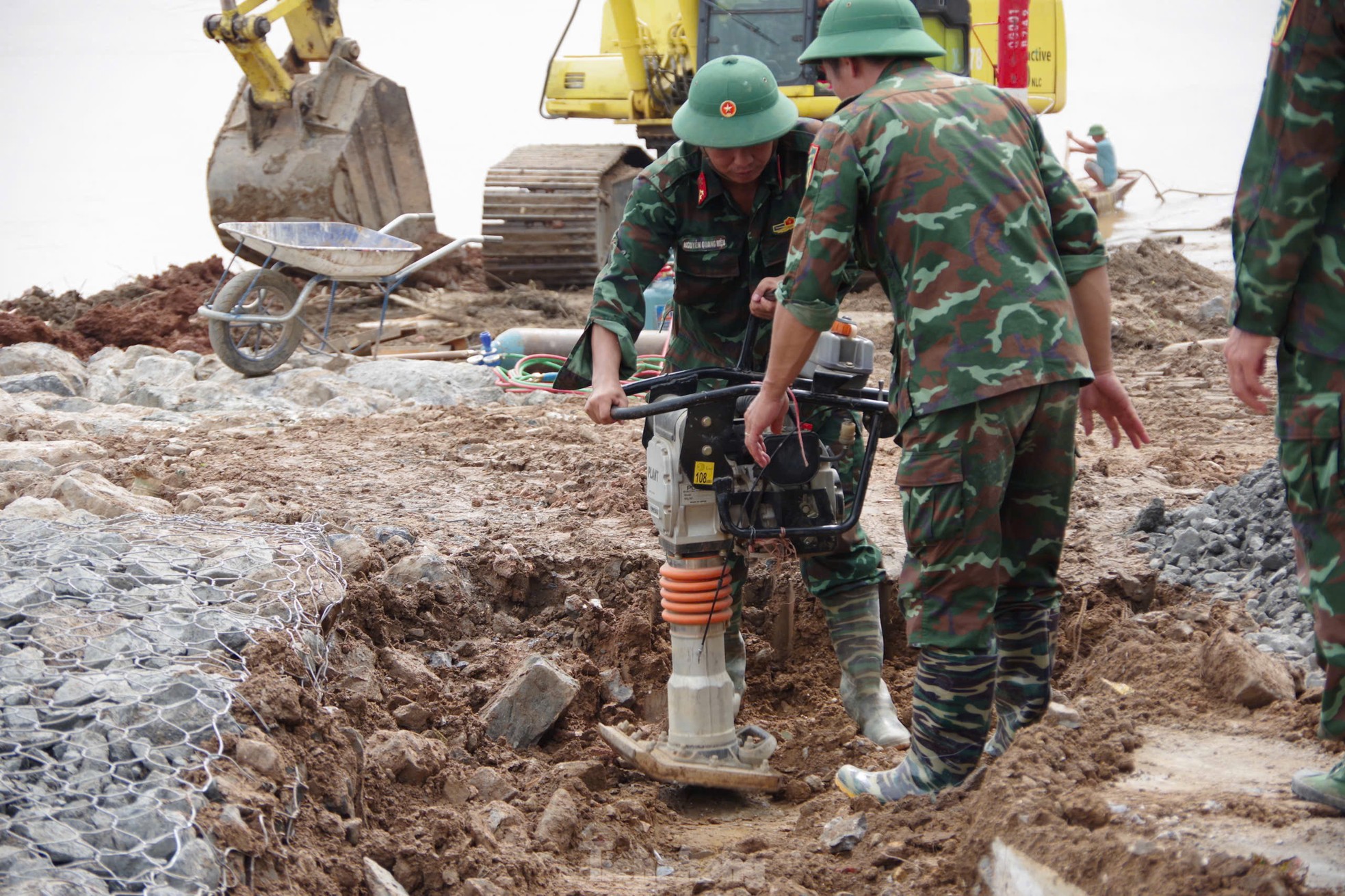 Công binh lắp đặt cầu phao kiểm tra kỹ thuật sau vụ sập cầu Phong Châu ảnh 2