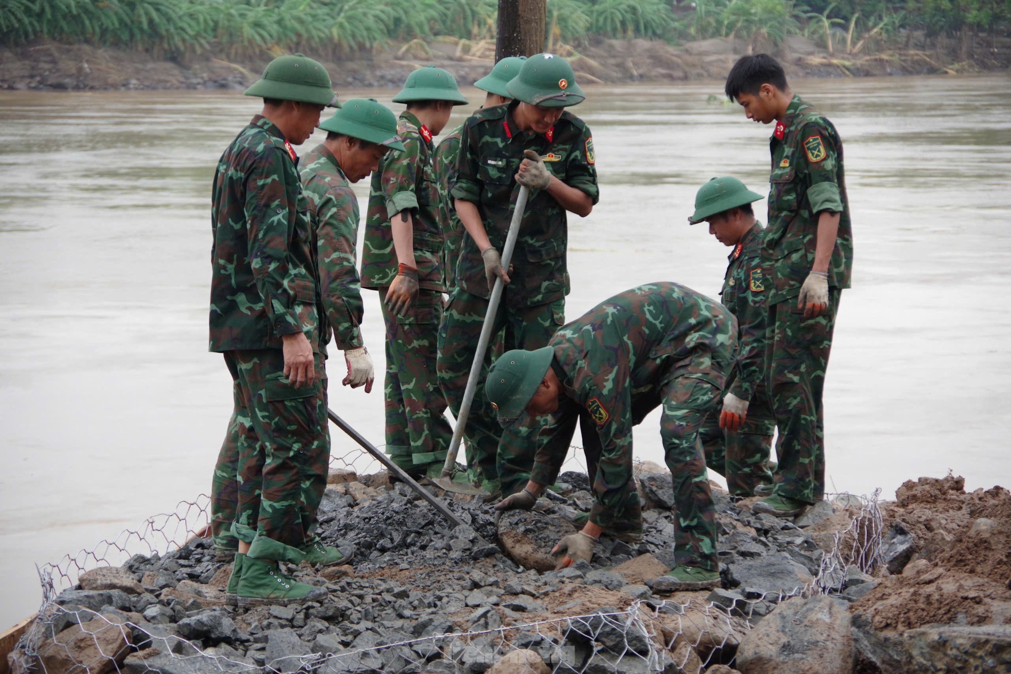 Công binh lắp đặt cầu phao kiểm tra kỹ thuật sau vụ sập cầu Phong Châu ảnh 1