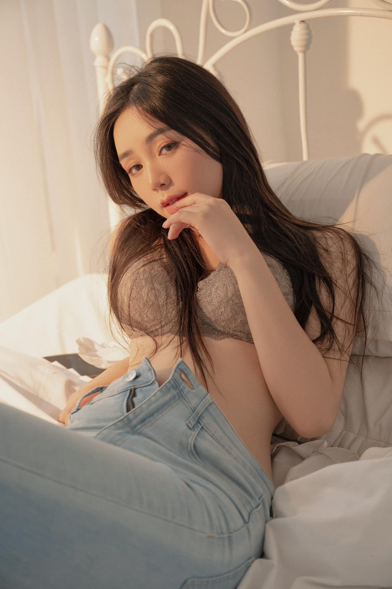 'Đu trend' diện nội y phối jeans, Quỳnh Kool sexy hết nấc ảnh 7