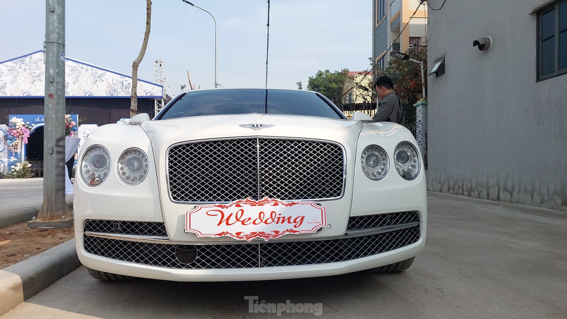 Dàn siêu xe hơn 20 tỷ đồng trong lễ ăn hỏi Quang Hải và Chu Thanh Huyền ảnh 3