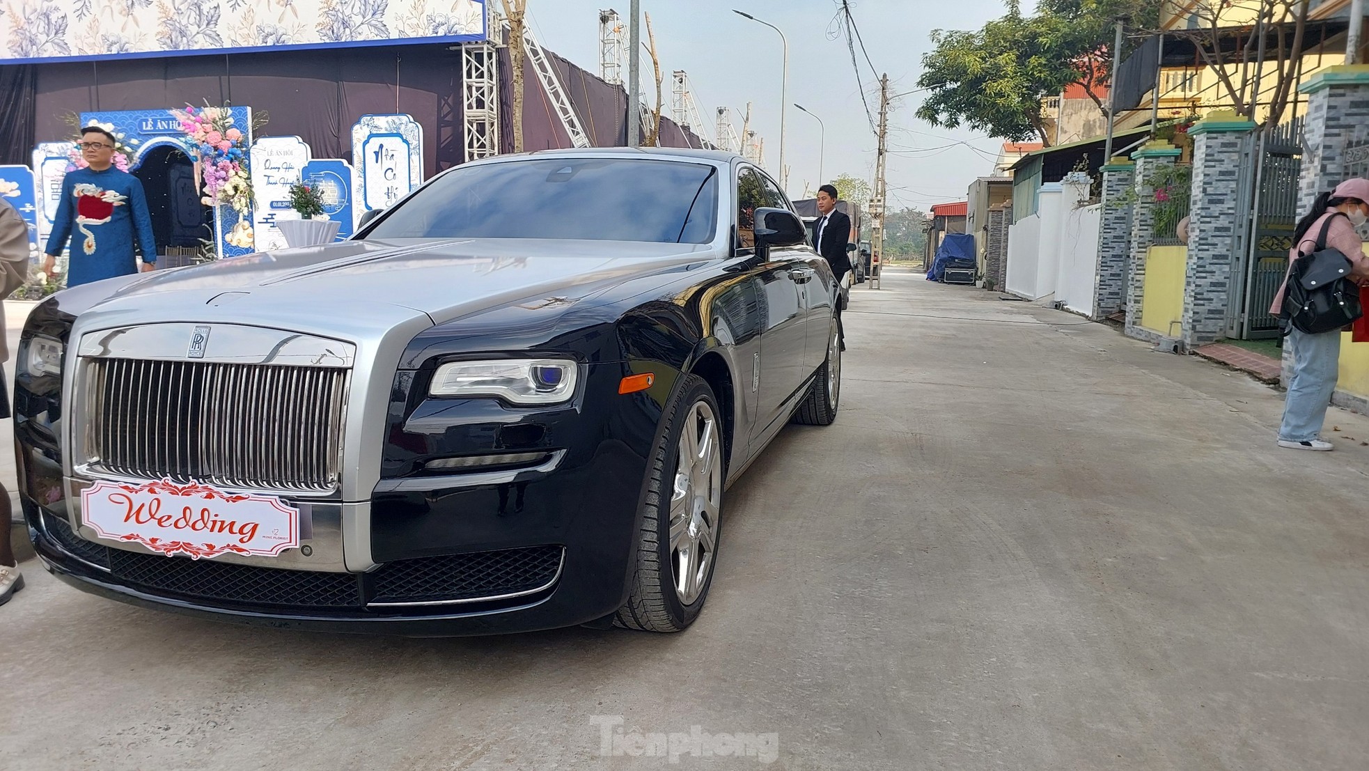 Dàn siêu xe hơn 20 tỷ đồng trong lễ ăn hỏi Quang Hải và Chu Thanh Huyền ảnh 4
