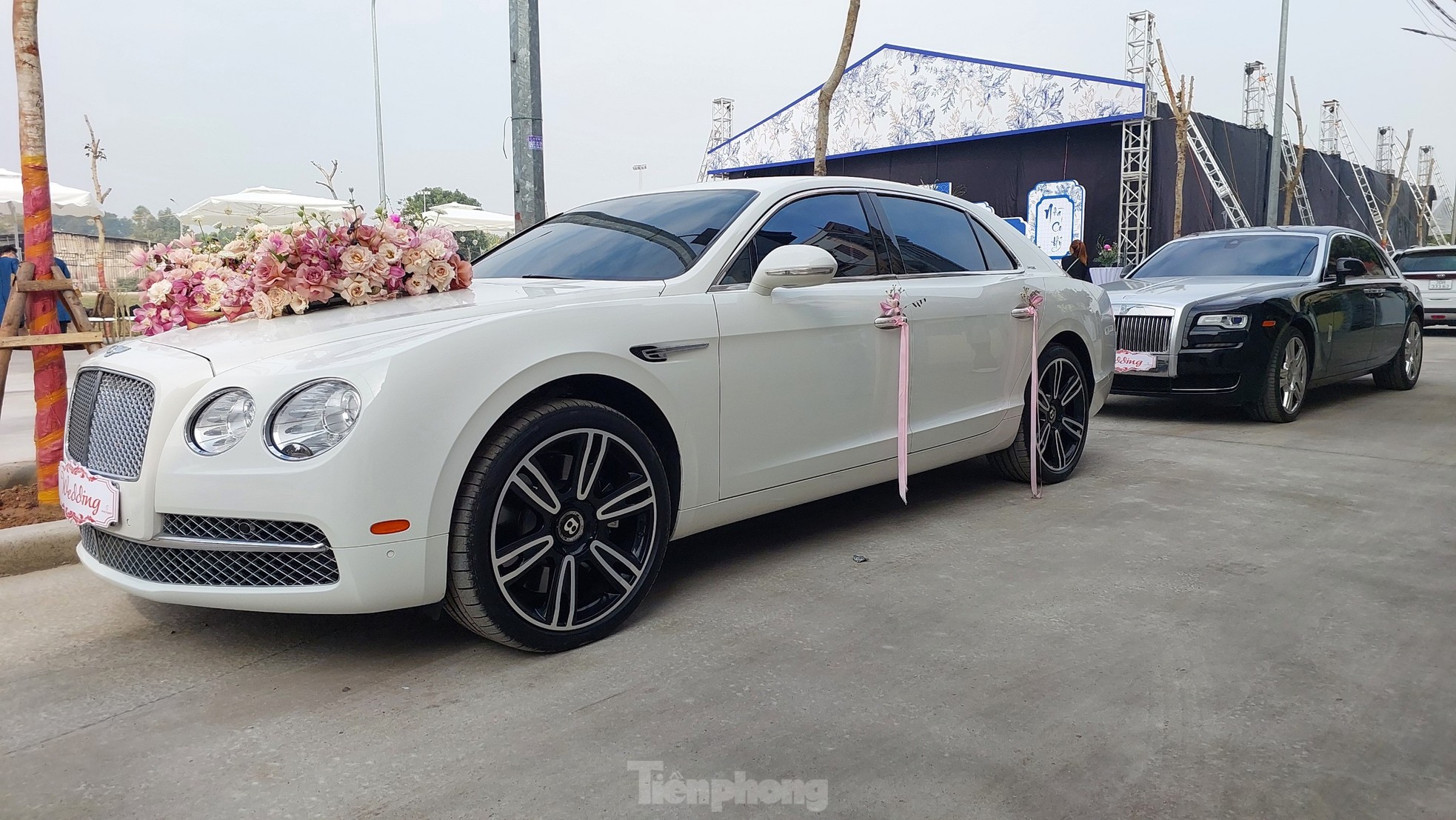 Dàn siêu xe hơn 20 tỷ đồng trong lễ ăn hỏi Quang Hải và Chu Thanh Huyền ảnh 1