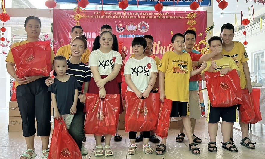 Showbiz 3/2: Bảo Ngọc trao quà 270 triệu đồng trước Tết, Quỳnh Kool và B Trần hẹn hò riêng ảnh 7